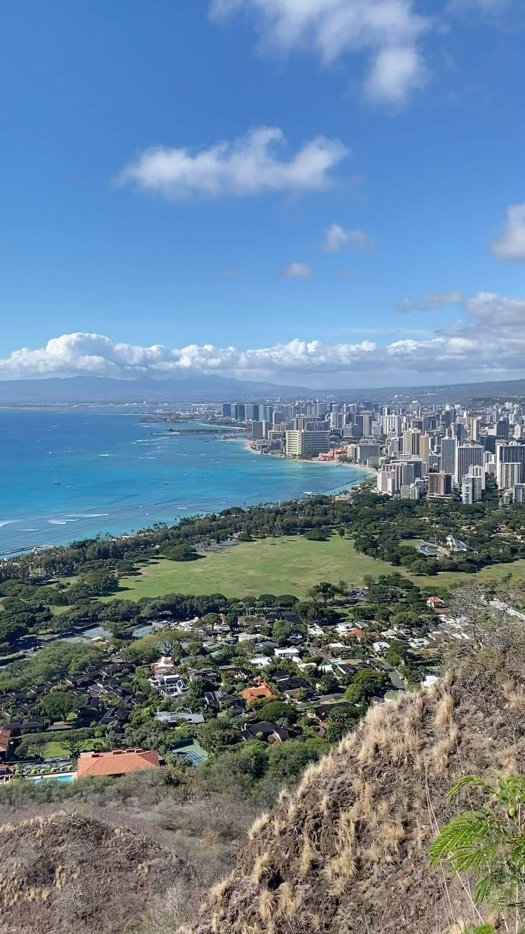 Aloha Street アロハストリートのインスタグラム：「今週のハワイ🌺🌴  📍ダイヤモンドヘッド 📍ワイオリキッチン＆ベイクショップ 📍ワイキキビーチ 📍ダウンタウン 📍アラモアナ  今週のハワイの様子をリールにまとめました✨ ダイヤモンドヘッドからの美しい景色やダウンタウンのクリスマスデコレーションなどをお届け🎄 最近のハワイは晴れたり雨が降ったり、雨季らしい天気が続いています☔️ みなさま今週もお疲れ様です😌 また来週のハワイもお楽しみに🐬  (アカネ)  #アロハストリート #alohastreet #イマソラ #ハワイのイマソラ #ハワイ旅行 #ワイキキ#ハワイ好き #ハワイ好きな人と繋がりたい #ハワイ情報 #旅行好きな人と繋がりたい #旅行好き #hawaii #hawaiilife #honolulu #honoluluhawaii #waikiki #hawaiistagram」