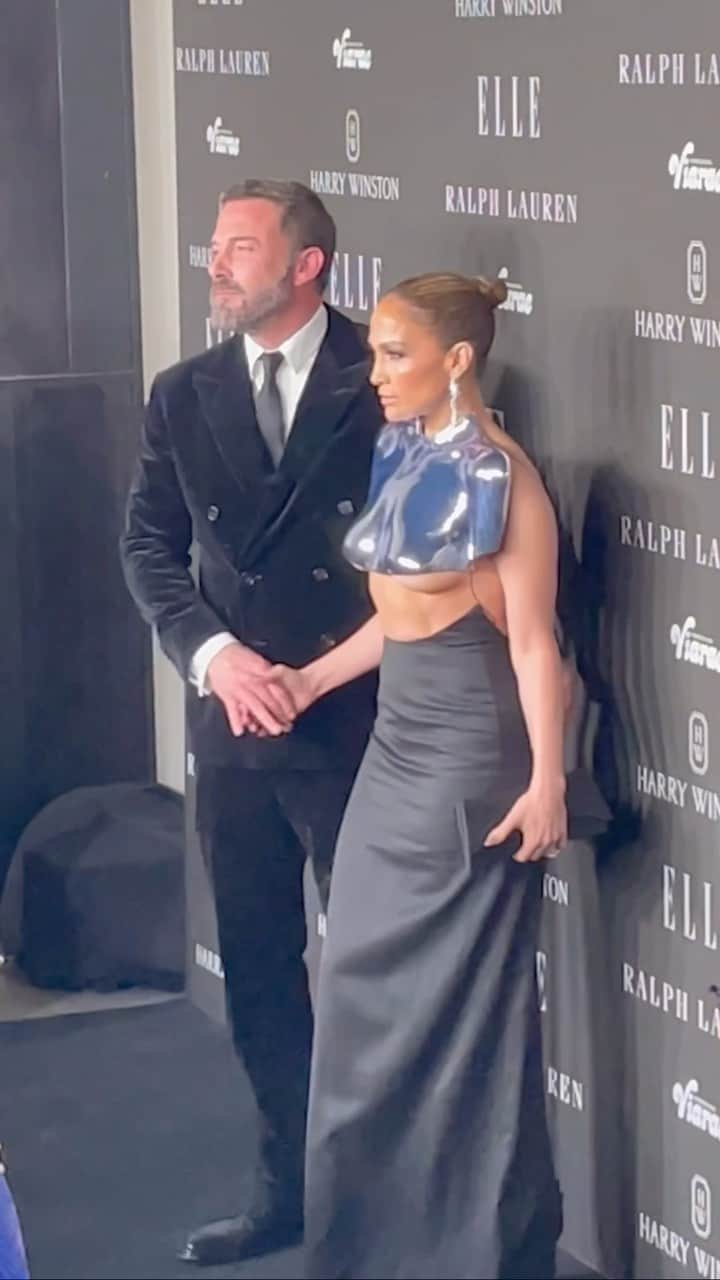 E! Onlineのインスタグラム：「Let’s get loud for #BenAffleck on photographer husband duty for #JLo at #ELLEWIH. 👏」