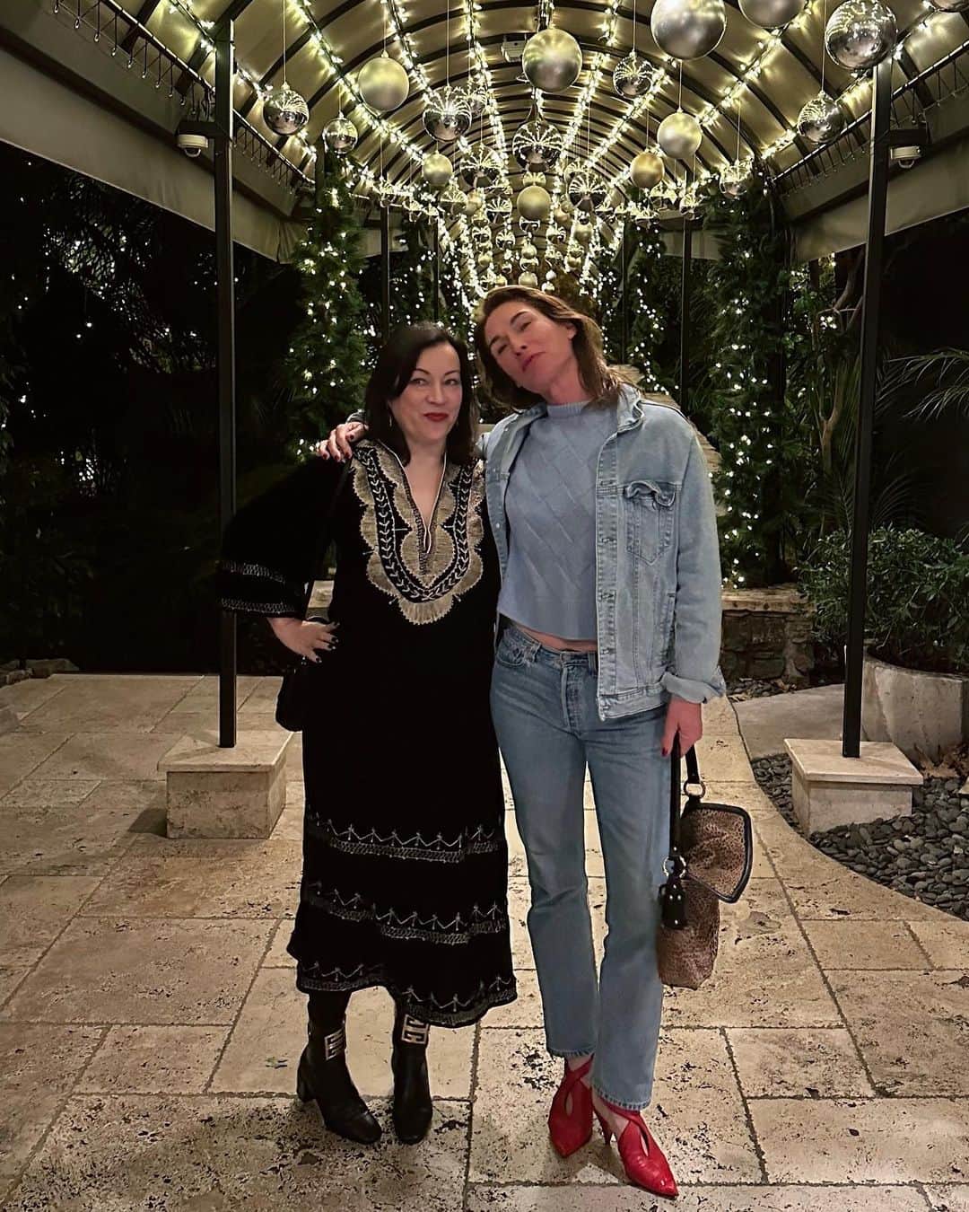 ジェニファー・ティリーのインスタグラム：「Bel Air Hotel with @luckymeeluckyu🎄」