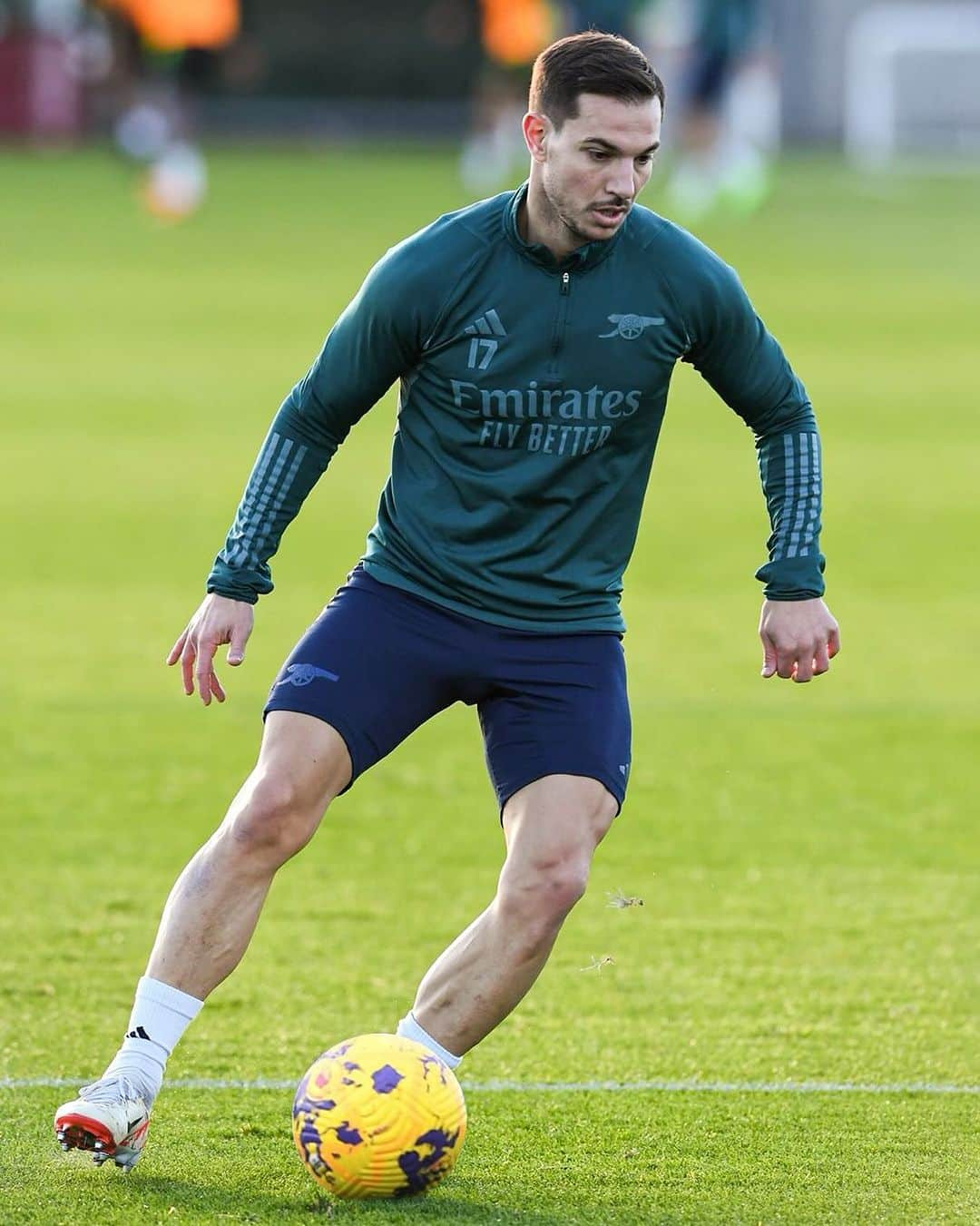 セドリック・ソアレスさんのインスタグラム写真 - (セドリック・ソアレスInstagram)「Always focused, always giving 100% 💪🏻⚽ #Work #Training #Focus」12月8日 5時42分 - cedricsoares41