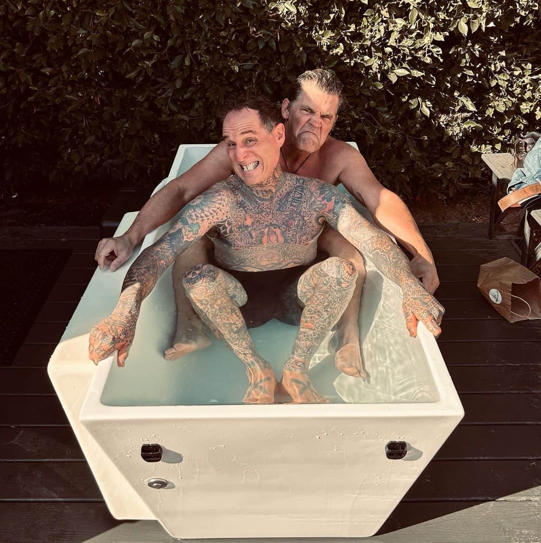 ジョシュ・ブローリンのインスタグラム：「Cold is the new hot.   @tobymorse #H2O」