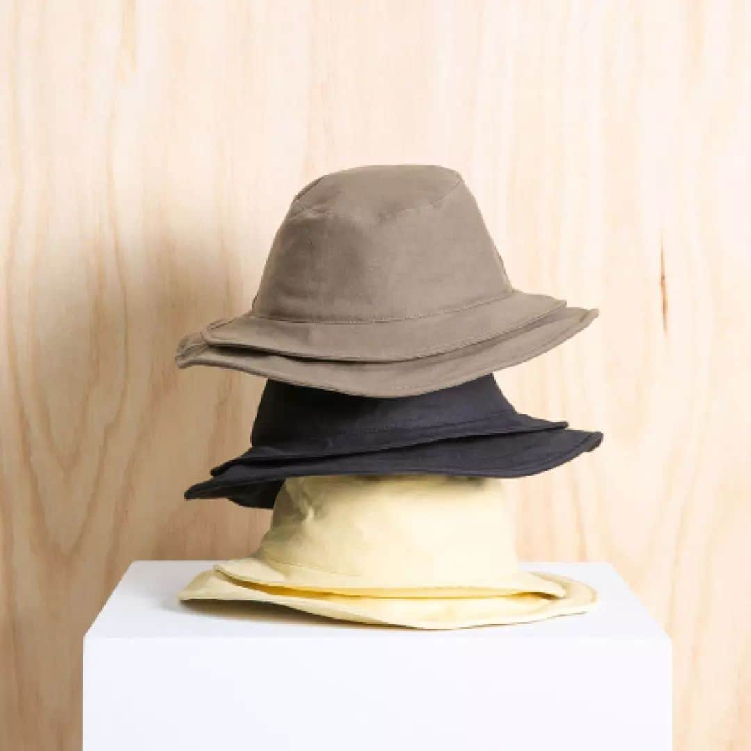 アルファ60のインスタグラム：「Everyone meet Tara, our newest bucket-style summer hat 👒 👒 👒 👒 👒   Cut from a cotton canvas and featuring a two tier brim, this hat can be bent into shape and styled multiple ways. A brilliant summer holiday gift ☀️」