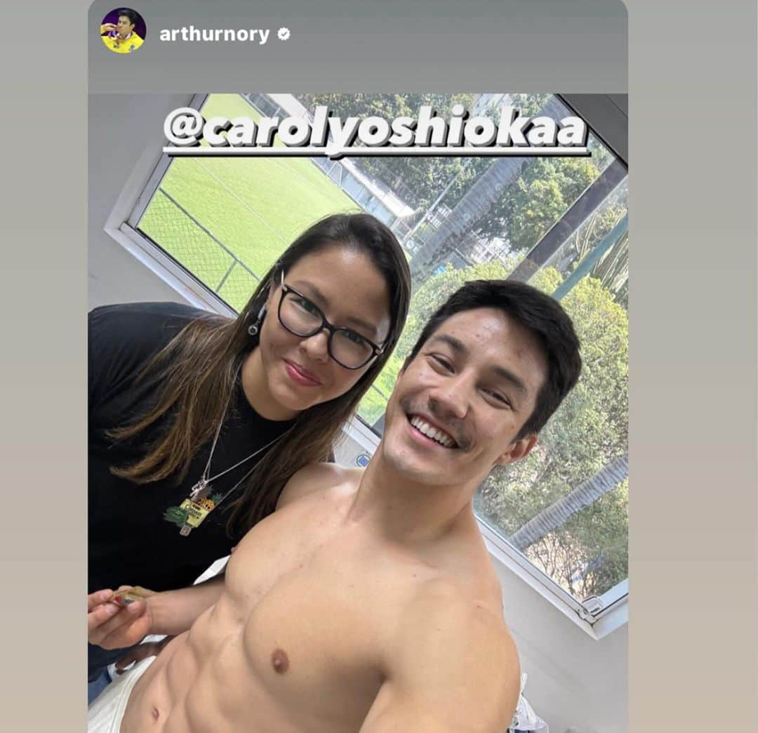 アルトゥール・オヤカワ・マリアノさんのインスタグラム写真 - (アルトゥール・オヤカワ・マリアノInstagram)「Nesta semana fui fazer uma visita ao atleta @arthurnory da Ginástica Artística, que acompanho desde o ciclo olímpico do Rio de Janeiro(2016).  O papel da nutrição com este atleta é diretamente ligado ao KachiMeshi que significa “Alimentação para Vencer”.  Toda a orientação e prescrição nutricional/suplementar do atleta é calculada considerando sua composição corporal, carga/fase de treinamento e calendário competitivo.  Pessoalmente é um dos atletas que mais admiro e torço pois sempre se mostrou competitivo, aberto às estratégias nutricionais sugeridas e, como bônus rsrs…Sempre muito atencioso com os fãs e consciente de que tem um papel importante pois hoje é um espelho para outros esportistas e gerações que estão por vir.  #aminovitalgold  #kachimeshi®  #ajinomotodobrasil  #sportsnutrition  #artisticgymnastic」12月8日 5時54分 - arthurnory