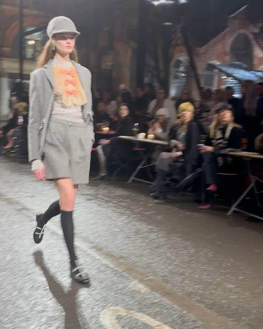 V Magazineのインスタグラム：「A few minutes ago in a cold, rainy Manchester, the May/June 2024 fashion season just opened with @CHANELofficial’s Métiers d’art show (which some of us call pre-fall), as @VirginieViard tapped into England’s era of the swinging ‘60s.  Fashion history buffs might call this collection an homage to the “Mod” look, but in any case, this was Virginie’s best collection yet, worn by models such as @misskarenelson, @ameliagray, @lulutenney, @akwayamar_, and more. (📸: V Magazine)  [1] @lulutenney (@lumiencreative) [2] @akwayamar_ (@dnamodels)  [3] @ameliagray (@thelionsmgmt) [4] @misskarenelson (@dnamodels)」