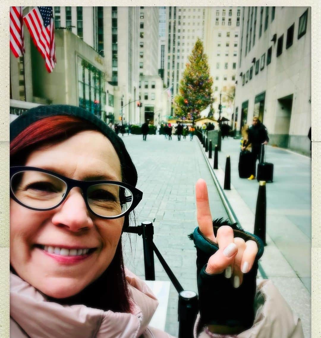 キャリー・プレストンのインスタグラム：「The Rockefeller Christmas tree is best viewed away from the crowds! 🎄」
