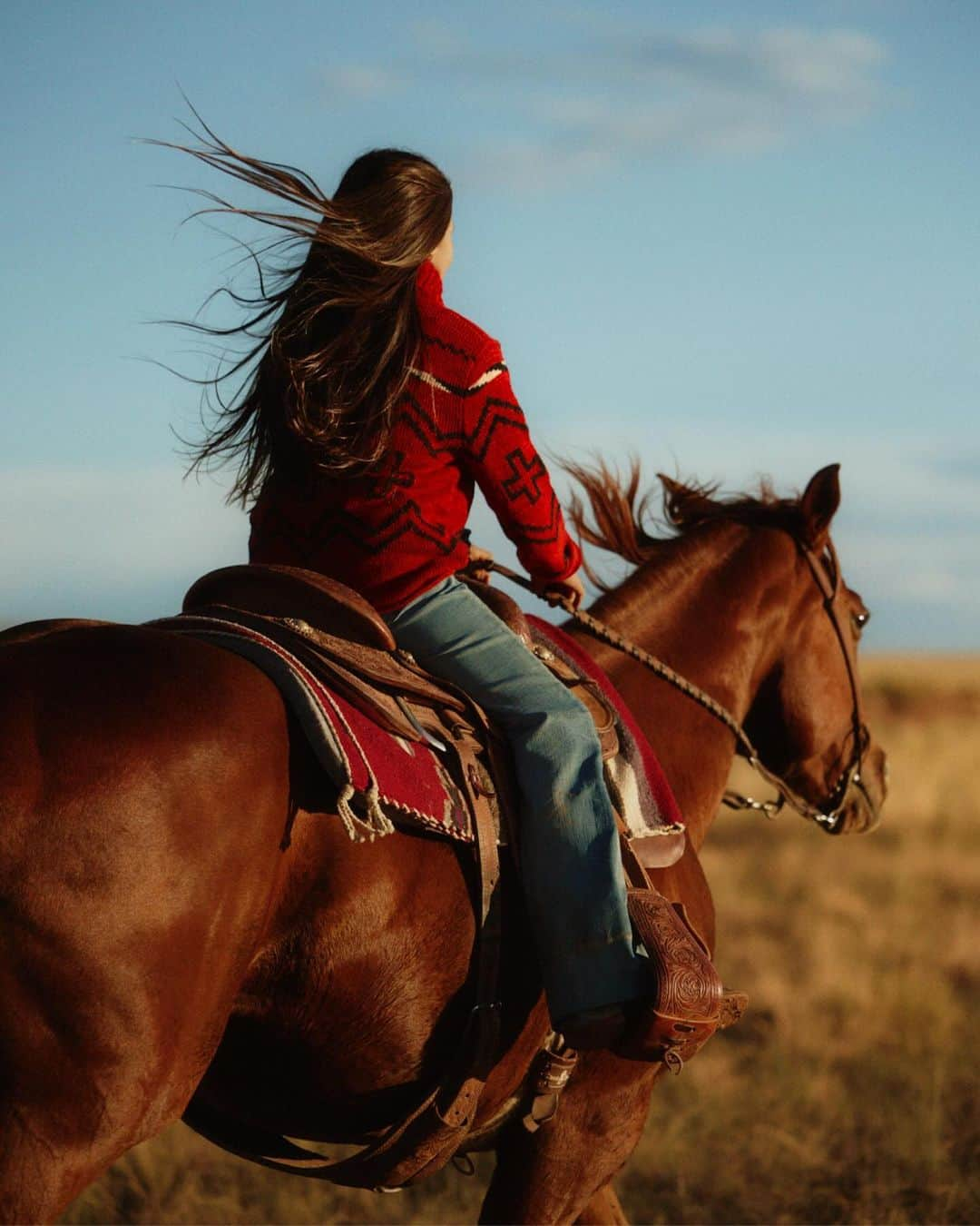 Polo Ralph Laurenのインスタグラム：「As a seventh-generation weaver, @NaiomiGlasses’ connection to the craft spans across decades.  Naiomi first learned to weave using natural, undyed wool before transitioning into bright colors. This is why a palette of neutrals in addition to bold reds are found across the #PoloRalphLauren x #NaiomiGlasses collection.   See the full collection and learn more about #RLArtistInResidence via the link in bio.」