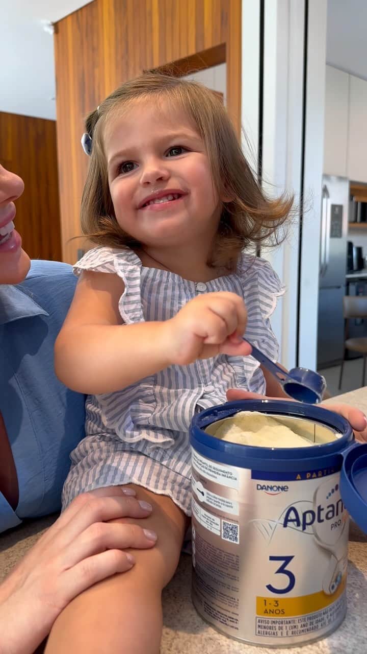 バーバラ・エバンスのインスタグラム：「A nutrição adequada na primeira infância é super importante e faz toda diferença! E @aptanutribrasil, a fórmula infantil da Danone para crianças a partir de 1 ano pode auxiliar nesse momento. Contém nutrientes essenciais para o desenvolvimento e imunidades das crianças, como prebióticos, DHA e ARA! Por isso não abro mão, e faço questão de manter a qualidade que só a Danone nos oferece!  #embaixadora @aptanutribrasil  O Ministério da Saúde informa: O aleitamento materno evita infecções e alergias e é recomendado até os 2 (dois anos) de idade ou mais.  O produto mencionado não contém glúten.  Consulte sempre seu médico e/ou nutricionista.」