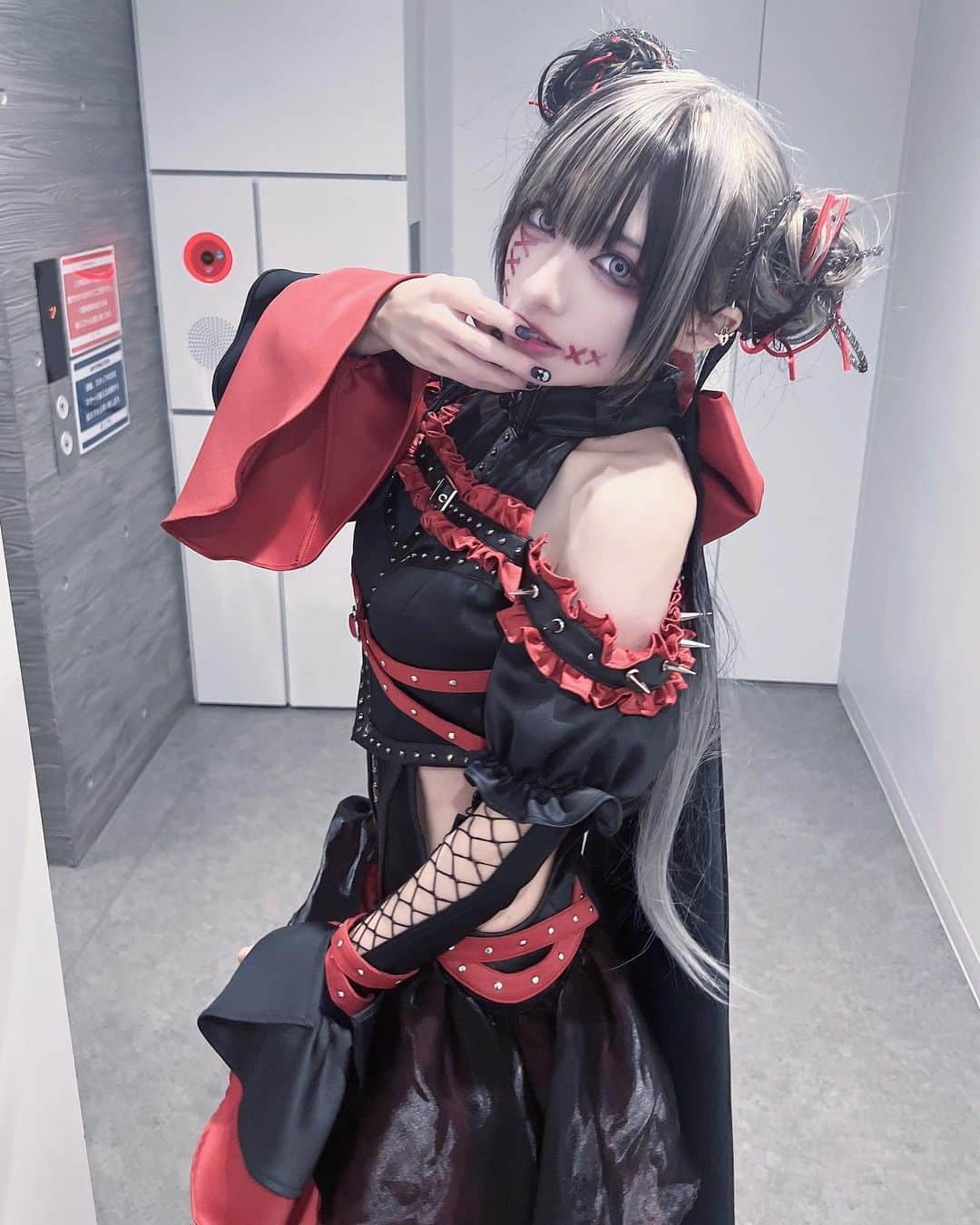 椎名ひかり（ひかりん）さんのインスタグラム写真 - (椎名ひかり（ひかりん）Instagram)「降誕祭2023【Umbilical cord ~掻喰~】  大好評だったヘアメ  いつもツインテだから違う髪型したい！ってゆー希望と 臍の緒みたいな頭したいって伝えたらこれ創ってくれた、めぐちゃんは奇才DEATHネ  お団子から出てる管は臍の緒や管が絡まり合ってるイメージ𝓋𝓋𝓋(艸ˋ͈ ‪⌳ˊ͈) 𝓋𝓋𝓋臍帯巻絡  管選びは一緒にした！あんびりかるこーどへあです🎗  それに合わせて顔面縫い編み縛フェイスステッチ  新たなる衣装も魔界人皆褒めてくれて嬉しかった…  来年はどんなかな　来年もぴ様と同期してくれるかな  今年も魔界と魔界人はさいつよでしたので映像化楽しみすぐるや…  #椎名ひかり降誕祭2023」12月8日 6時36分 - pikarin_shiina