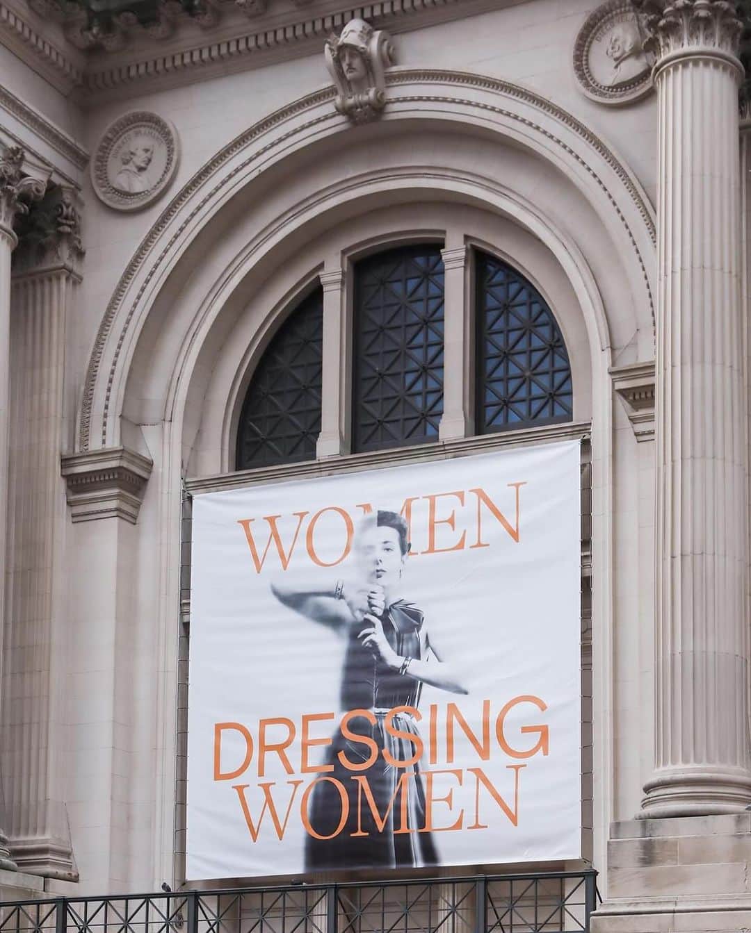 トームのインスタグラム：「Imagine this was the focus of the #metgala #repost @metcostumeinstitute   #WomenDressingWomen opens today! The exhibition features the work of over 70 womenswear designers including Claire McCardell, who graces @metmuseum’s façade wearing a dress of her own design, on view in the exhibition.⁣  From the @guardian_us (see slide 3)  This is an industrywide problem. Of the top 30 luxury brands in the Vogue Business Index, eight out of 33 creative director roles are currently held by women – and only one, Sandra Choi of Jimmy Choo, is a woman of colour. There are two non-white men in creative director roles: Pharrell Williams at Louis Vuitton menswear and Maximilian Davis at Ferragamo. Olivier Rousteing at Balmain is the only other man of colour at one of the major fashion houses. Fashion and identity commentator Caryn Franklin is at pains to point out that all these men are talented. “All of the leaders justify that it’s on a merit basis only – what they don’t recognise is that it’s so much harder for other minoritised creatives to get to that place where it’s merit-based only.” The diversity problem does seem to be getting worse in fashion – recent analysis showed that the proportion of female creative directors is lower now than it was 15 years ago. “Misogyny is rife in this industry,” says Jeanie Annan-Lewin, creative director of Perfect magazine. “We’re marketing clothes to women but they normally all come through the male gaze.” According to a 2022 report on diversity by the British Fashion Council, despite women making up the majority of customers, most senior roles in fashion are held by men. The percentage of women on executive committees hovering at about 40%. The picture when it came to ethnic diversity was bleaker, with only around 10% of boards made up of people from ethnic minority backgrounds.」