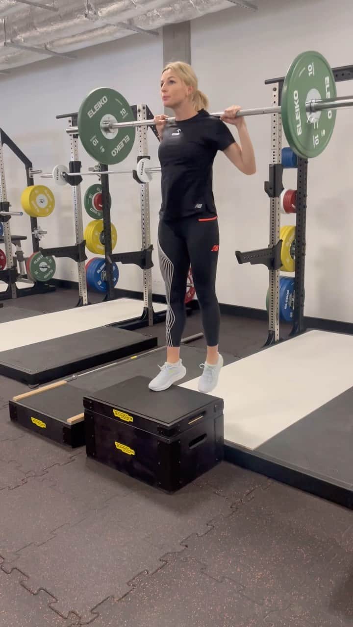 マウゴジャータ・ホルブのインスタグラム：「Malutkie kroczki, ale najważniejsze, że do przodu. 🥳  Wersja przyspieszona, czyli taka jaka chciałabym, żeby była za jakiś czas. Chwilowo w realu jest slow motion 😂 Bawimy się danej 🥳  @newbalance  @orlenteam_official  #reklama」