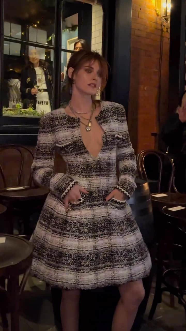 Vogue Brasilのインスタグラム：「#KirstenStewart, #TildaSwinton, @Kristen_Mcmenamy @AlexaChung e #HughGrant são algumas das celebridades que prestigiaram o desfile de Métiers d’Art da @ChanelOfficial, que tomou as ruas de Manchester nesta quinta-feira e misturou códigos clássicos da maison francesa com elementos da cultura britânica. (Vídeo: @britishvogue)」