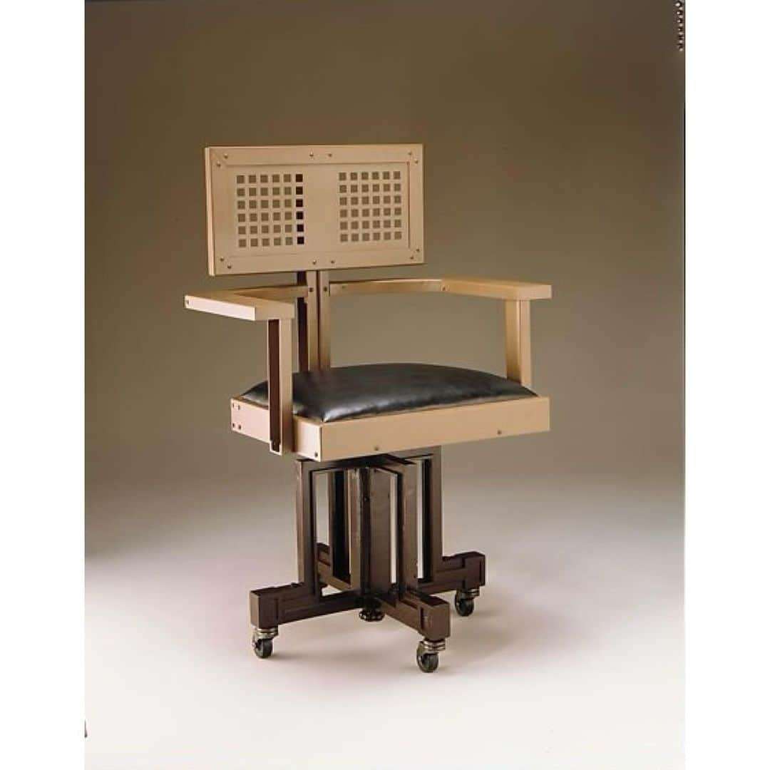 THE ROWさんのインスタグラム写真 - (THE ROWInstagram)「Frank Lloyd Wright; ‘Revolving Armchair’, 1904」12月8日 7時01分 - therow