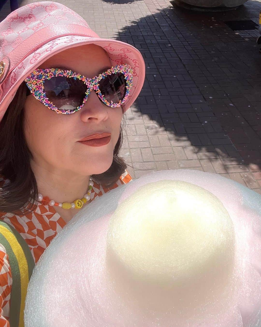 ジェニファー・ティリーさんのインスタグラム写真 - (ジェニファー・ティリーInstagram)「Happy #NationalCottonCandyDay! 🍭」12月8日 6時54分 - jennifertilly