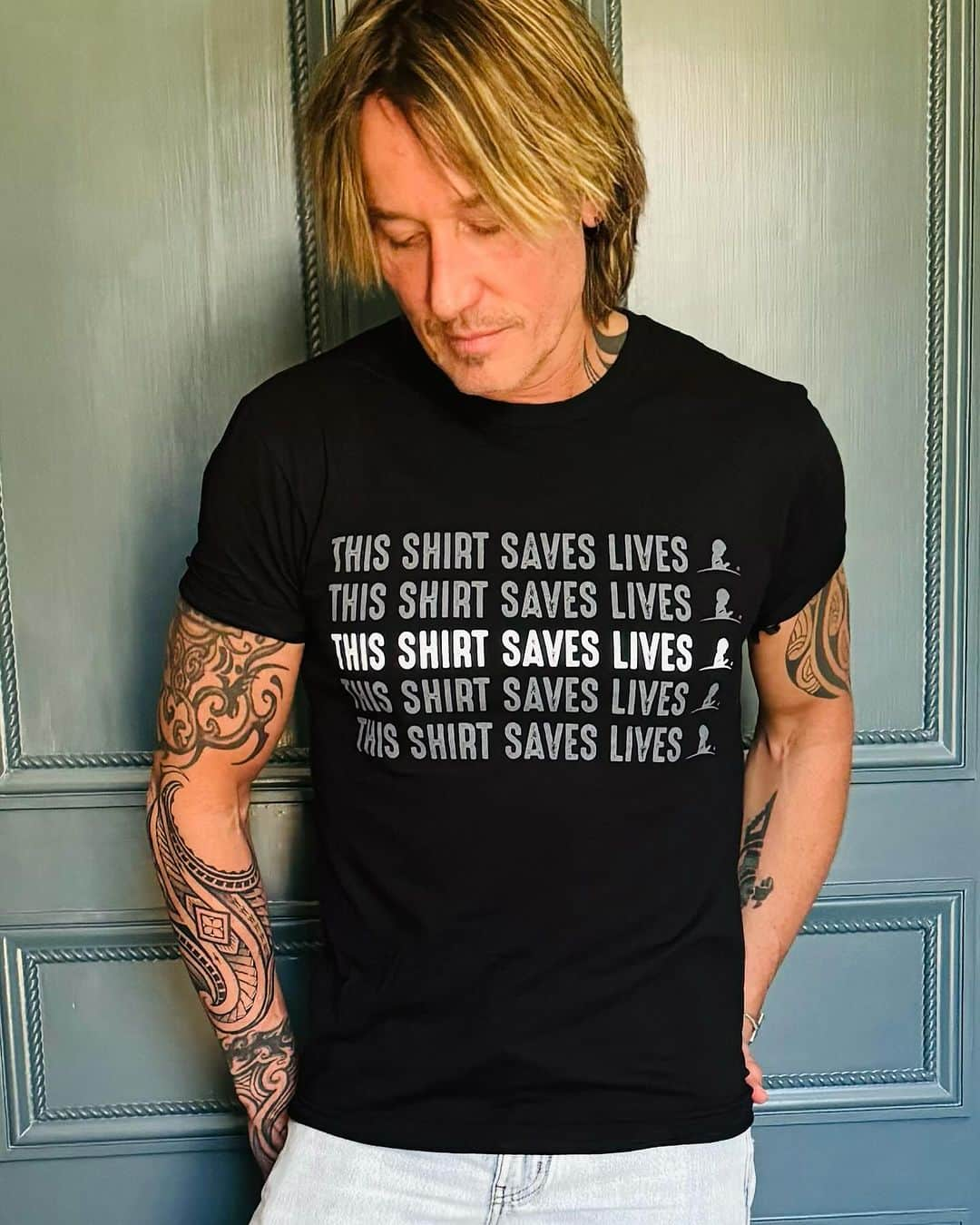 キース・アーバンさんのインスタグラム写真 - (キース・アーバンInstagram)「A huge shoutout to all of the kind hearts at @stjude for everything they do ! #ThisShirtSavesLives and helps to support the kids at St. Jude fighting cancer. Learn more and get your shirt at musicgives.org」12月8日 6時56分 - keithurban