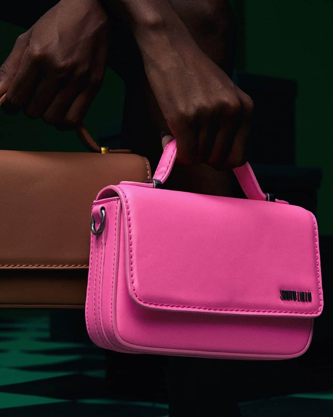 Santa Lollaのインスタグラム：「GIFT GUIDE SL | A trend da flap bag continua em alta por aqui e chega com novidades e dose extra de personalidade. Com três opções de alça - bag de mão, tiracolo ou transpassada no cinto estilo pochete - o modelo ultrafashionista tem tudo para ser a sua favorita da temporada. [ R$199,90 cada ] #santalolla #santalollanatal23 #giftguideSL #SLhandbags」