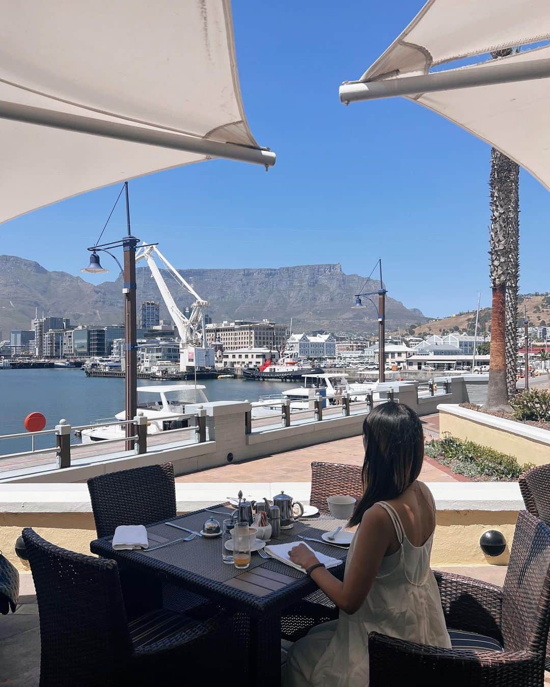 Remiのインスタグラム：「best location to enjoy Capetown view & wild seals💙 ケープタウンで絶好のロケーションを誇るテーブルベイホテル🍹 豪華な朝食にテラスからはテーブルマウンテンの絶景🏔✨ そして目の前の海には、野生のアザラシたち！！🦭🦭 こんなに気軽に出会えるなんて贅沢🥹 ホテルの正面には金ピカのアザラシのオスカー🦭  南アフリカ旅は、クルーガーのサファリでBIG5を始め大型動物たち🦁、ケープタウンでは可愛いペンギンとアザラシ🐧、野生動物との出会い旅になりました！🫶🏽🇿🇦  ———— 📍Capetown,SouthAfrica🇿🇦 🏨 Table Bay Hotel  @suncityresortsa  ⛰Table Mountain 🗓 2023.11.26-28  世界一周日記はアメブロ& @hh.channel2023 にて🎬  #テーブルベイホテル #テーブルマウンテン #南アフリカ #ケープタウン #子連れアフリカ #子連れ旅行 #子連れ世界一周 #世界一周中 #世界一周旅行 #Capetown #TableBayHotel #TableMountain #SouthAfrica #🇿🇦#worldroundtrip #remi_world2023」