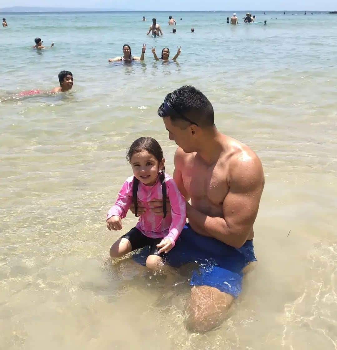 ピッタ・タウファトフアさんのインスタグラム写真 - (ピッタ・タウファトフアInstagram)「Family Time....  Stopping my niece from running off into water she can't swim at is full time work 😆😏 #UncleDuties」12月8日 7時05分 - pita_tofua