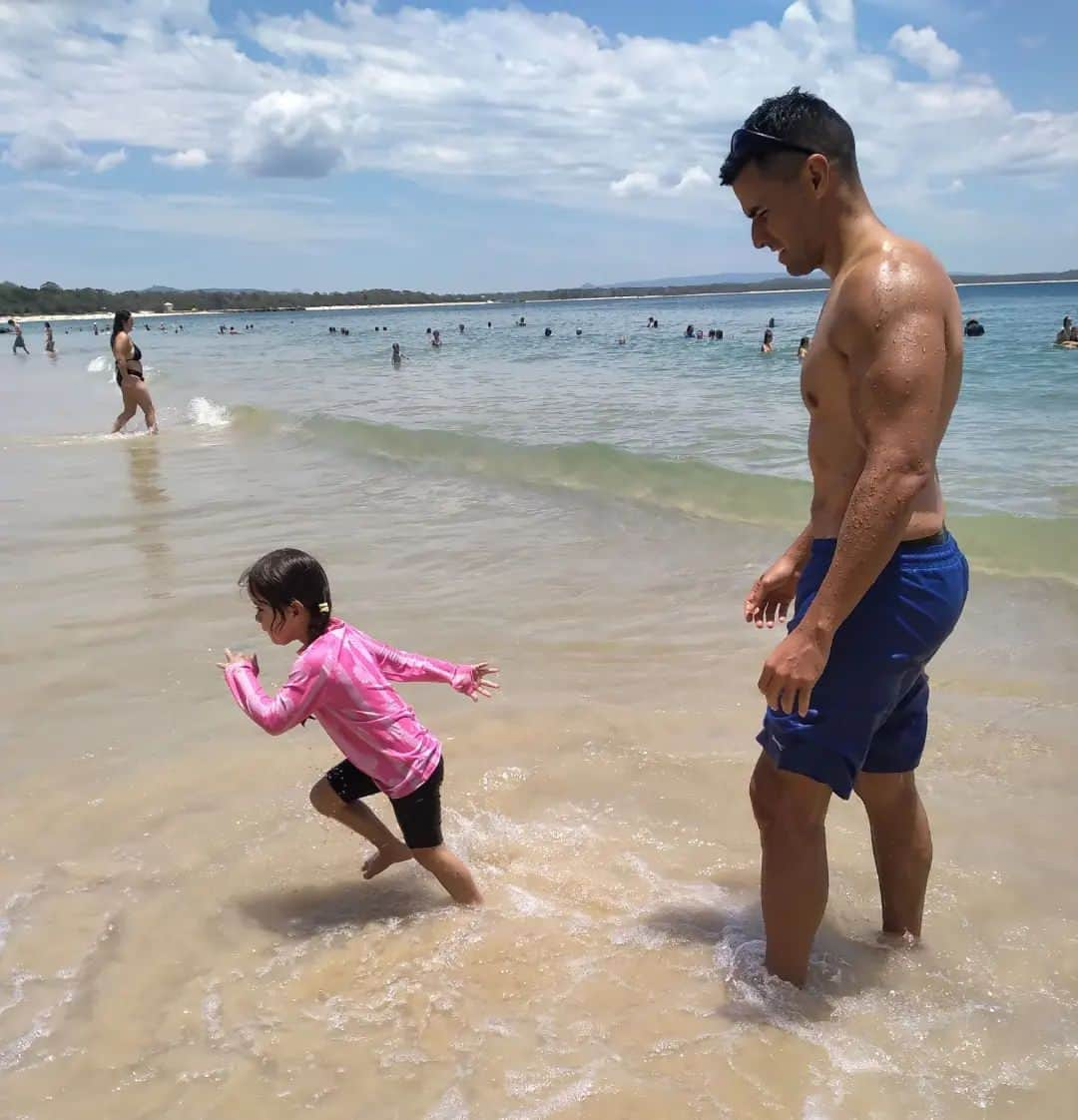 ピッタ・タウファトフアさんのインスタグラム写真 - (ピッタ・タウファトフアInstagram)「Family Time....  Stopping my niece from running off into water she can't swim at is full time work 😆😏 #UncleDuties」12月8日 7時05分 - pita_tofua