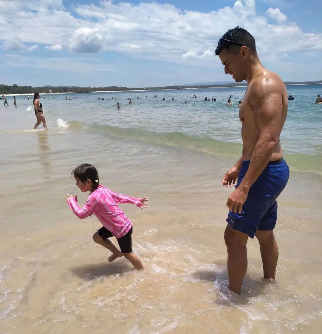 ピッタ・タウファトフアのインスタグラム：「Family Time....  Stopping my niece from running off into water she can't swim at is full time work 😆😏 #UncleDuties」