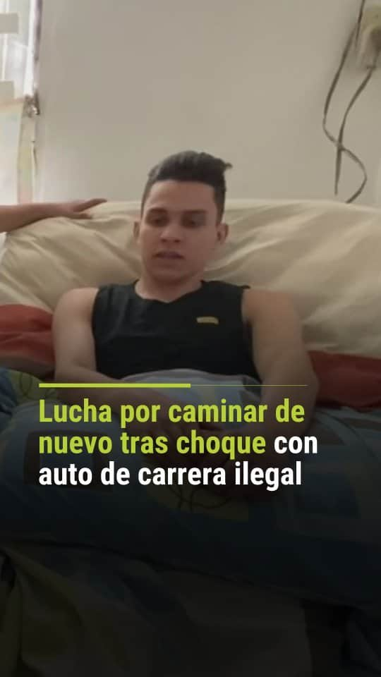 Primer Impactoのインスタグラム：「📌 Un joven quedó paralizado luego de que el auto en el que viajaba con sus padres fue embestido por un vehículo que participaba en una carrera ilegal.  Reporta @esteninf  📺 Más en Primer Impacto a las 5pm/ 4C de lunes a viernes por @univision」