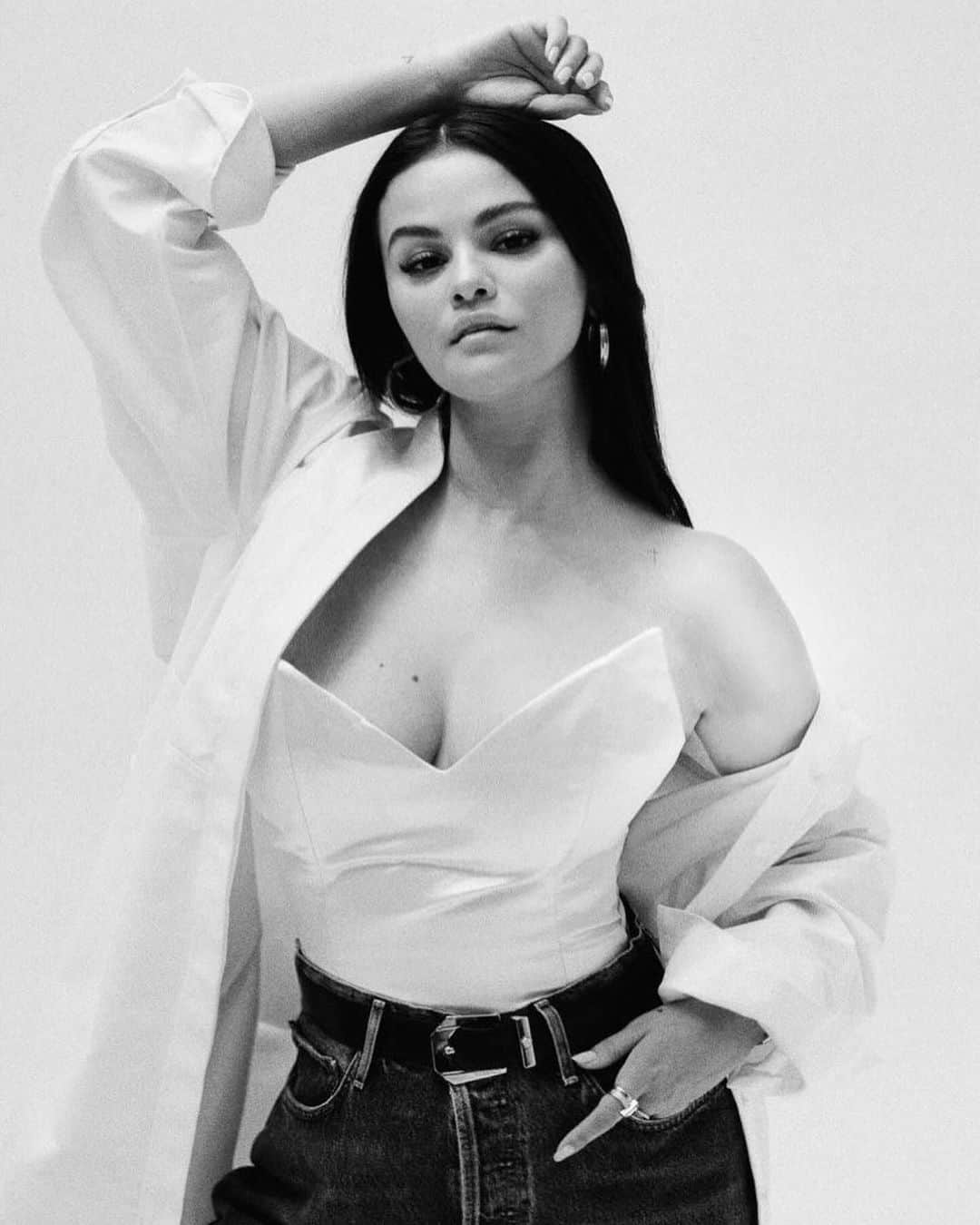 Hung Vanngoのインスタグラム：「#SelenaGomez @selenagomez for @wwd beauty issue 🖤 @rarebeauty  📷 @shanemccauley  👗 @erinwalshstyle  💅🏻 @tombachik  💇🏻‍♀️ @marissa.marino  💄 @hungvanngo assisted by @makeupbyasem」