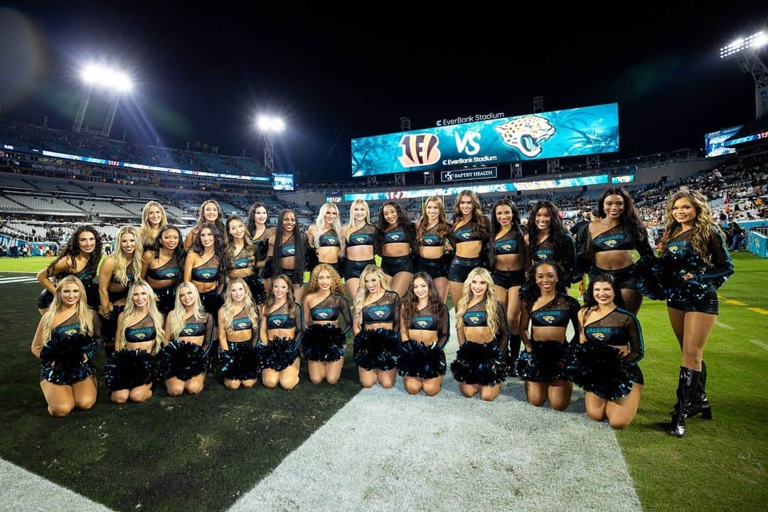 本田景子のインスタグラム：「Teammate Thursday💞 I had great night with these beautiful girls at the #MNF🏈✨  So thankful🥹💓  📸 : @kerriganzambrana 💖  #nflcheerleaders #jaguars #jacksonville #florida #ジャガーズ #本田景子 #keikohonda #MNF #12042023」