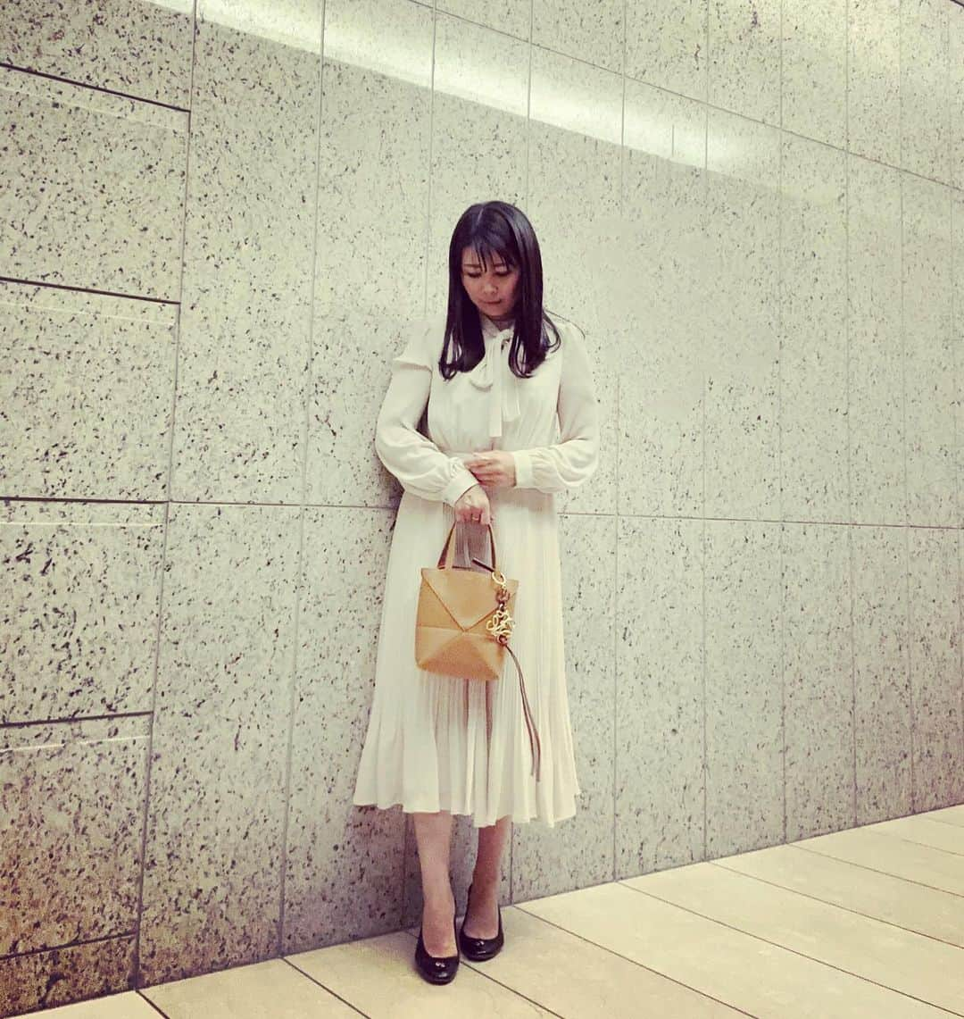 中山真見さんのインスタグラム写真 - (中山真見Instagram)「カジュアルな格好も綺麗目な清楚系も好き💓 最近は綺麗目気分で、 このワンピ、似合ってる〜！とお友達何人かが言ってくれた🥰🥰 嬉しい💓💓 ・ ワンピース… @celford_official #celford  バッグ… @loewe #loewe  くつ… @sergiorossi #sergiorossi  ・ 因みに、髪の毛は外ハネのワンカールにハマり中。 @refa_mtg のコテがとっても良くて、 ストーレートの私の髪もカールが持続！！ #リファドライヤー も気になっているんだよね〜〜 ・ ・ #ママコーデ #ootd #ママファッション #story #ootd_kob  #おしゃれさんと繋がりたい　 #育児 #三児の母  #子育て #ママライフ  #子育てママ #赤ちゃんのいる生活」12月8日 7時37分 - nakayamamami