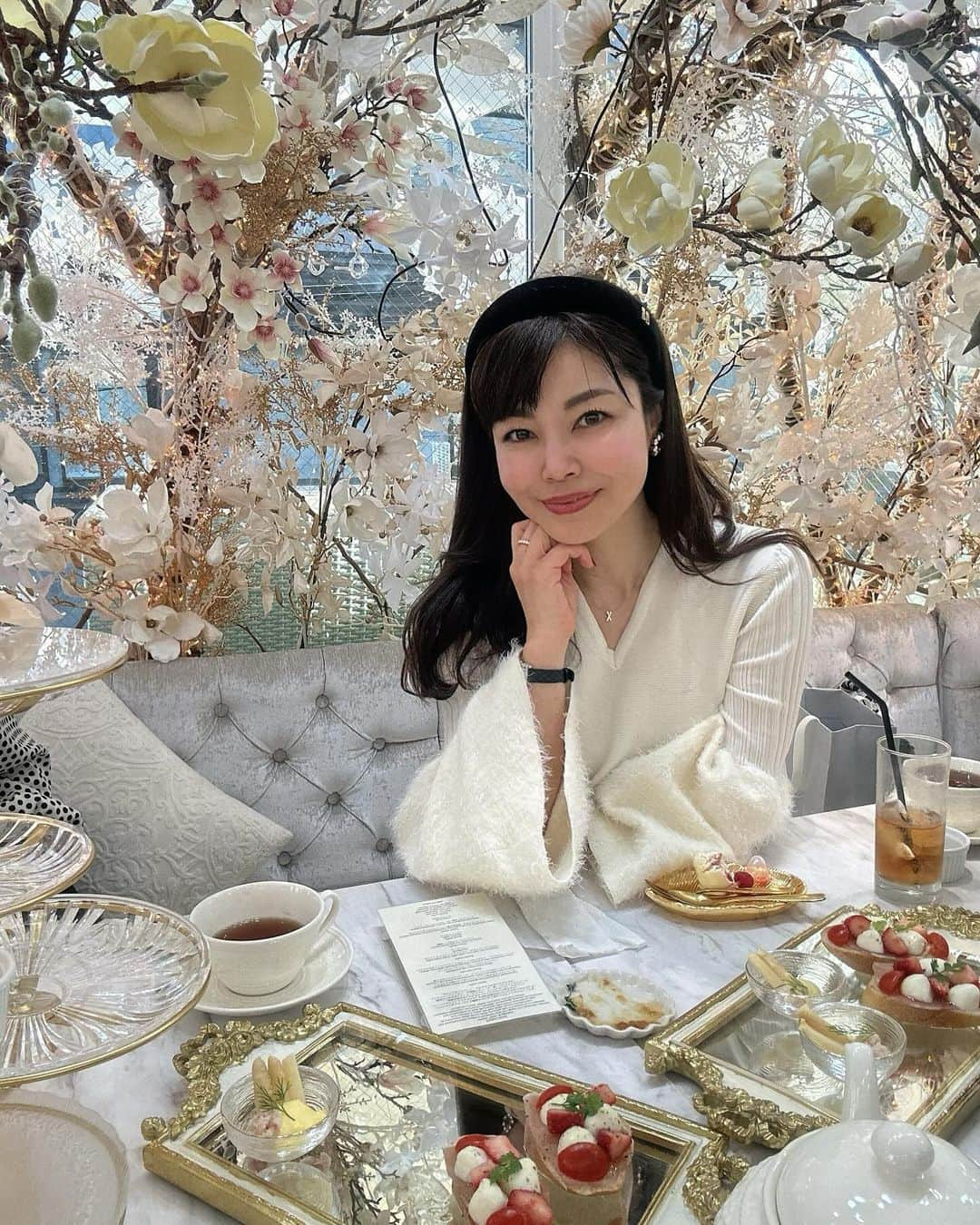 國分晴奈さんのインスタグラム写真 - (國分晴奈Instagram)「❤︎ @hautecouturecafe_official   季節によって変わる内装と アフタヌーンティー🫖  今回はマグノリアをイメージ しているそうです。  ホワイトとゴールドがゴージャスな内装♡  こんな贅沢な空間で 他撮り風自撮り講座を開催させて 頂きました🤳  可愛い内装にみんなできゃっきゃ💕  苺とホワイトチョコを中心とした アフタヌーンティーが冬にぴったりで  牛肉のステーキやズワイ蟹の冷菜なども メニューにあってまるで フレンチのような構成で ランチとしても楽しめました♡  また次どんなメニューになるのか 楽しみです😊  【First stand】  Madagascar vanilla blancmange and Strawberry glassverrine マダガスカル産バニラのブラマンジェと苺のグラスヴェリーヌ Mousse cake made of strawberries, white chocolate, and champagne 苺とホワイトチョコレート、シャンパーニュのムースケーキ  【Second stand】  Strawberry rare cheesecake tartlet ストロベリーレアチーズケーキのタルトレット Vanilla and white chocolate ganache macaron with strawberry sauce バニラとホワイトチョコレートガナッシュのマカロン　ストロベリーソース  【Third stand】  White Mont Blanc with white chocolate and raspberry ホワイトチョコレートとラズベリーのホワイトモンブラン Strawberry ストロベリー  【Forth stand】 Cream risotto with two types of cheese 2種チーズのクリームリゾット  【Fifth stand】 Clam chowder クラムチャウダー  【White Plate】 Chilled appetizer of white asparagus and king crab with hollandaise sauce. ホワイトアスパラガスとズワイ蟹の冷前菜　オランデーソース  Tomato, mozzarella cheese, and strawberry bruschetta トマト、モッツァレラチーズ、苺のブルスケッタ  Beef steak 牛肉のステーキ  【HAUTE COUTURE CAFE】 東京都港区北青山3-9-19 2F  #hautecouturecafe #オートクチュールカフェ#表参道カフェ #表参道アフタヌーンティー#アフタヌーンティー#アフタヌーンティー巡り#アフタヌーンティー東京」12月8日 7時29分 - haruna.kokubun