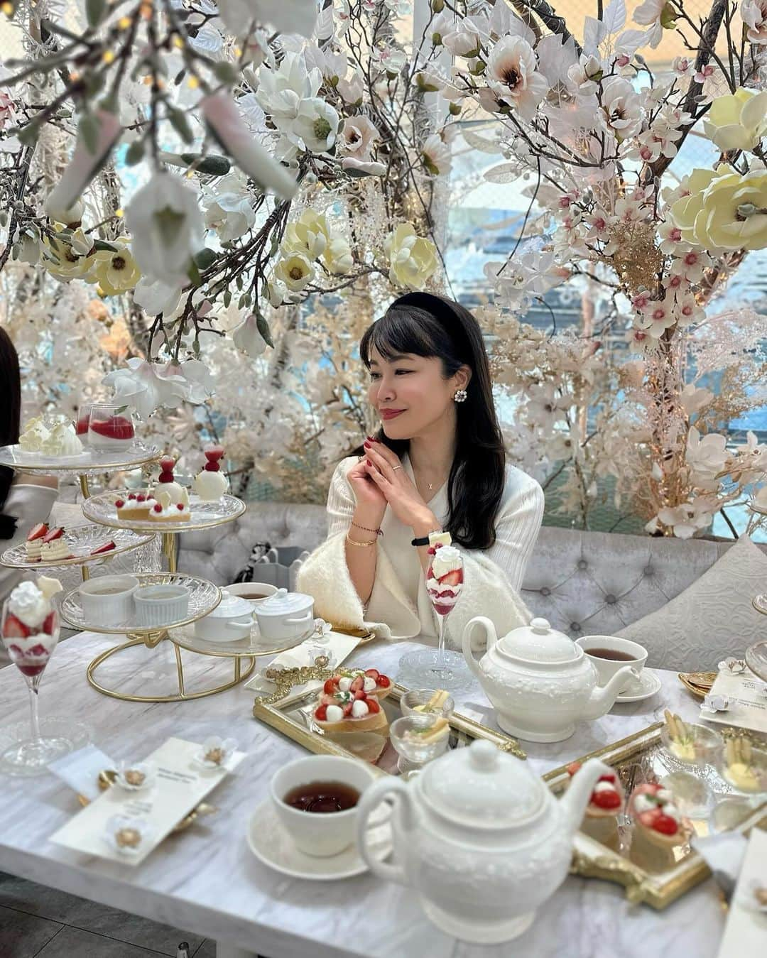 國分晴奈さんのインスタグラム写真 - (國分晴奈Instagram)「❤︎ @hautecouturecafe_official   季節によって変わる内装と アフタヌーンティー🫖  今回はマグノリアをイメージ しているそうです。  ホワイトとゴールドがゴージャスな内装♡  こんな贅沢な空間で 他撮り風自撮り講座を開催させて 頂きました🤳  可愛い内装にみんなできゃっきゃ💕  苺とホワイトチョコを中心とした アフタヌーンティーが冬にぴったりで  牛肉のステーキやズワイ蟹の冷菜なども メニューにあってまるで フレンチのような構成で ランチとしても楽しめました♡  また次どんなメニューになるのか 楽しみです😊  【First stand】  Madagascar vanilla blancmange and Strawberry glassverrine マダガスカル産バニラのブラマンジェと苺のグラスヴェリーヌ Mousse cake made of strawberries, white chocolate, and champagne 苺とホワイトチョコレート、シャンパーニュのムースケーキ  【Second stand】  Strawberry rare cheesecake tartlet ストロベリーレアチーズケーキのタルトレット Vanilla and white chocolate ganache macaron with strawberry sauce バニラとホワイトチョコレートガナッシュのマカロン　ストロベリーソース  【Third stand】  White Mont Blanc with white chocolate and raspberry ホワイトチョコレートとラズベリーのホワイトモンブラン Strawberry ストロベリー  【Forth stand】 Cream risotto with two types of cheese 2種チーズのクリームリゾット  【Fifth stand】 Clam chowder クラムチャウダー  【White Plate】 Chilled appetizer of white asparagus and king crab with hollandaise sauce. ホワイトアスパラガスとズワイ蟹の冷前菜　オランデーソース  Tomato, mozzarella cheese, and strawberry bruschetta トマト、モッツァレラチーズ、苺のブルスケッタ  Beef steak 牛肉のステーキ  【HAUTE COUTURE CAFE】 東京都港区北青山3-9-19 2F  #hautecouturecafe #オートクチュールカフェ#表参道カフェ #表参道アフタヌーンティー#アフタヌーンティー#アフタヌーンティー巡り#アフタヌーンティー東京」12月8日 7時29分 - haruna.kokubun