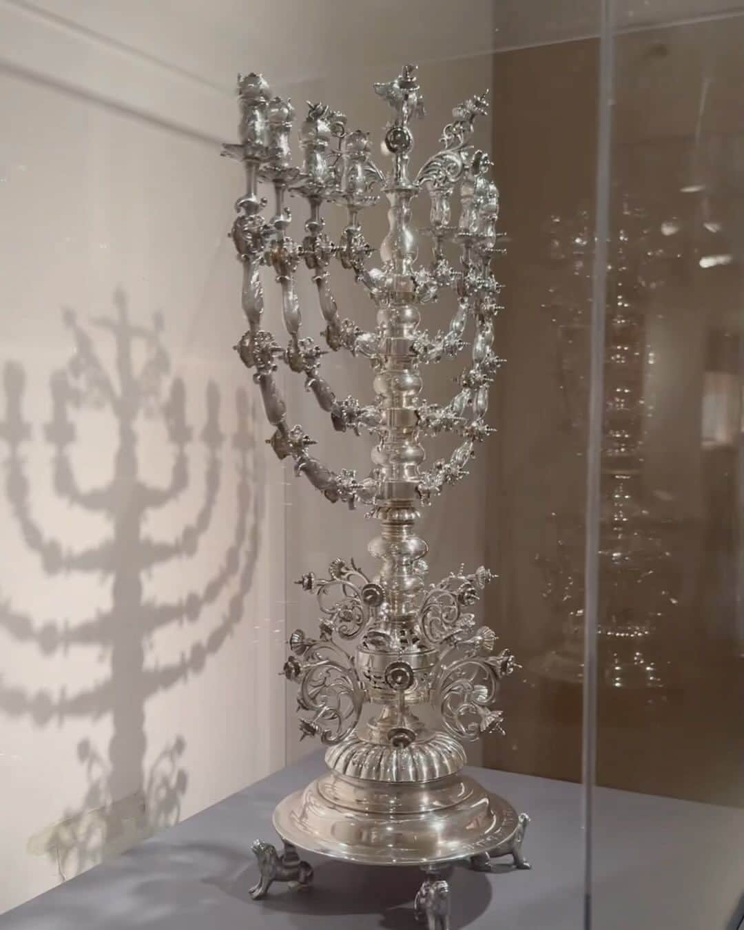 メトロポリタン美術館のインスタグラム：「Wishing a warm and happy first night of #Hanukkah to all who celebrate 🕯️✨ ⁣ ⁣ Stamped into the silver on this stunning Hanukkah menorah, or hanukkiya, are marks that place its origin in mid-19th-century Lviv, in present-day Ukraine. How did this remarkable lamp find its way to New York? ⁣ ⁣ Though important chapters are still missing in the history of this #menorah, experts have worked collectively to piece together its journey—one that “bears witness to all that the holiday signifies, in sobering, profound ways that the silversmith who created it could never have foreseen.”⁣ ⁣ Tap the link in our bio to read more. ⁣ ⁣ See this hanukkiya on view at The Met through January 7.」