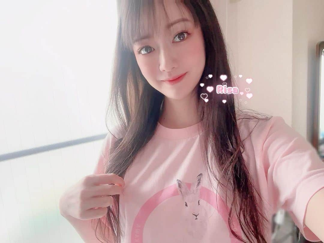 吉山りさのインスタグラム：「🐰 うちの ウサギくん ではないけれど  特注うさぎちゃんTシャツ頂いた🐇💕   #うさぎ  #🐰 #🐇 #ネザーランドドワーフ  #ミニうさぎ   #吉山りさ #美容 #動物は人間が思ってるより賢い  #人間は動物 #動物大好き #animal  #動物園 行きたくなった けど寒いの苦手だから行かない 😎  ピンクが相変わらず似合わない🤣🤣🤣💦🩷❌  そして碧いうさぎ 改め ピンクウサギ🐰💕」