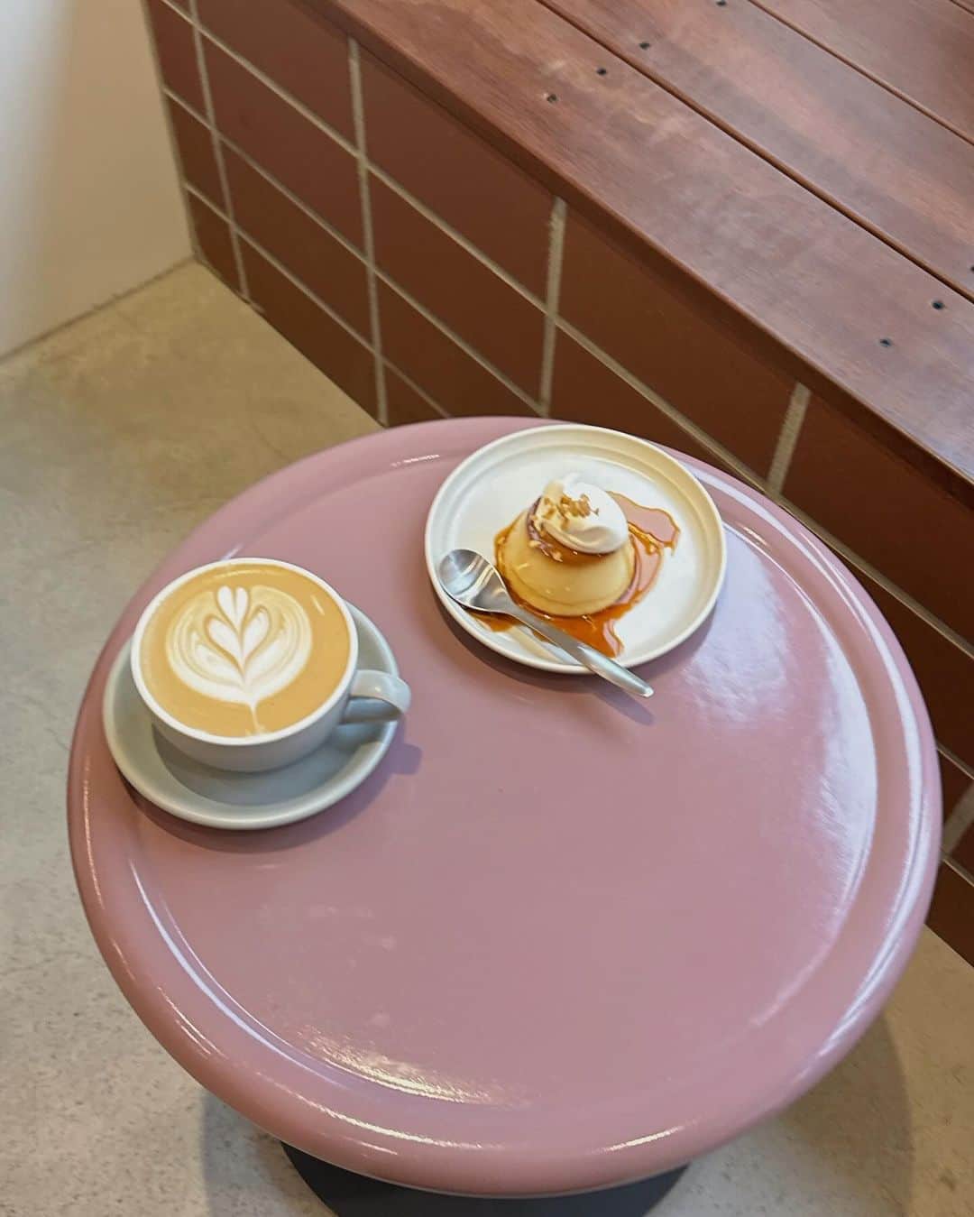 さんのインスタグラム写真 - (Instagram)「・ 好きなカフェ @abcroasters の三店舗目☕️  どの店舗も好きだけどテラスが広くて天気の良い日は最高だなぁ😍  #jiyugaokacafe #tokyocafe #ALPHABETACOFFEEROASTERS #自由が丘 #自由が丘カフェ #東京カフェ」12月8日 13時03分 - natsukoakahani