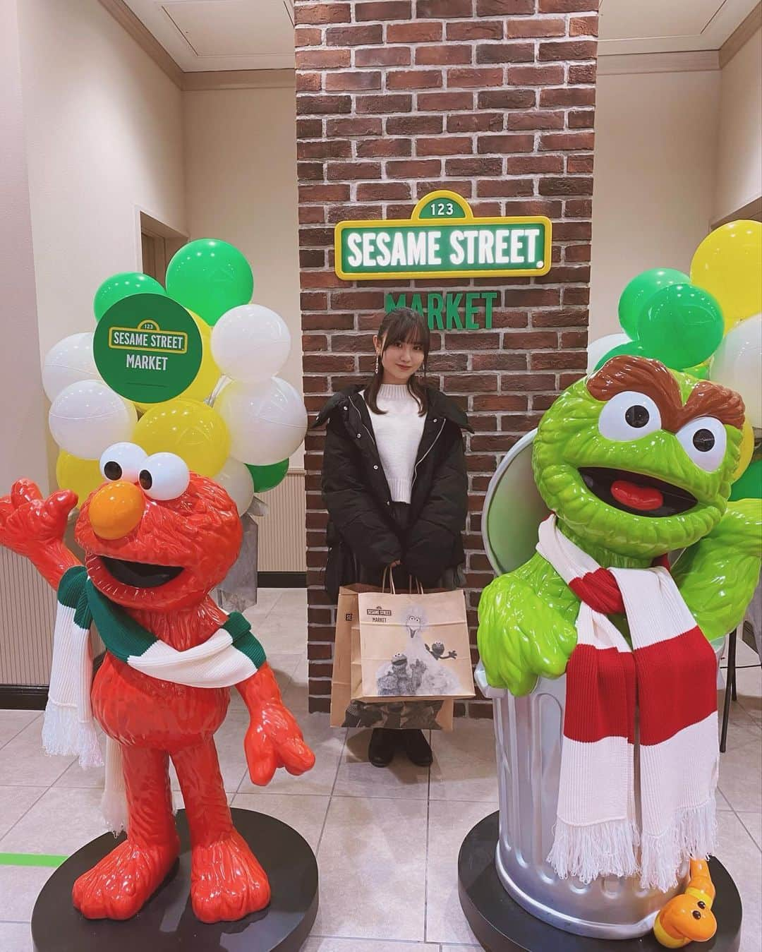 櫻井佑音のインスタグラム：「おはよ𓂃 𓈒𓏸𑁍‬  この前「SESAME STREET MARKET」に行ってきました✌🏻 空間もグッズもレストランのドーナツも外観も全部可愛かった🫶🏻  お目当てだったクッキーモンスターのジェラピケとのコラボのパジャマも買えたよ🍪♡ #sesamestreetmarket #cokkiemonster」