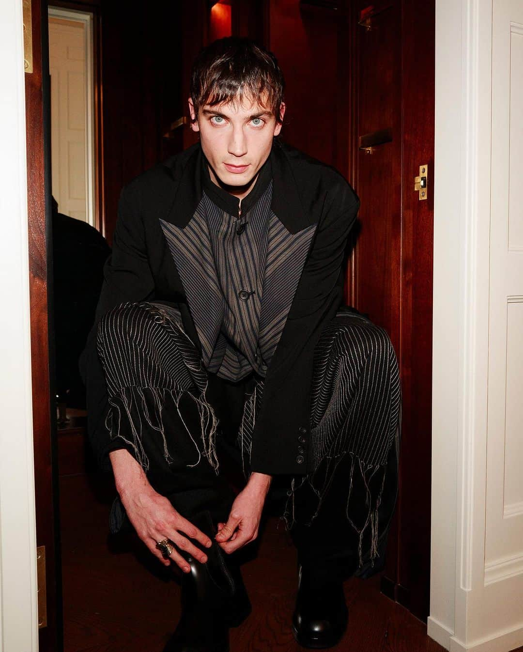 IMG Modelsのインスタグラム：「#GuyRemmers styled by @rosefordestudio for the 2023 #BritishFashionAwards. 💥   #IMGModels #TWGArtists  Photographed by @jamesdkelly, courtesy of @jimmychoo.」