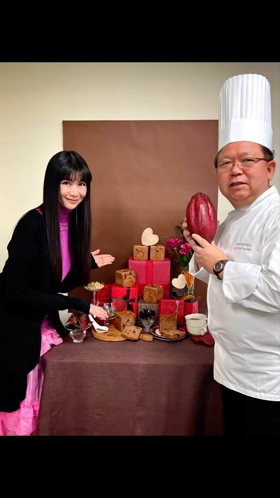 外村美姫のインスタグラム：「バレンタイン限定「テオブロマ監修贅沢カカオ食パン」発表会へ。  高級食パン専門店「銀座に志かわ」様で2024年2月1日(木)から2月14日（水）まで期間限定で、銀座に志かわ初★バレンタイン限定食パン完成★記念すべき発表会にご招待頂きました。　 @ginza_nishikawa  ★銀座に志かわ　バレンタイン限定★ 「テオブロマ監修贅沢カカオ食パン」 キューブ型食パン2個セット : 2,000円(税込) 2024年2月1日（木）～2月14日（水） 限定販売 （数量限定のため無くなり次第販売終了） 全国の銀座に志かわ店舗で販売されます。  かなり豪華な作品といえる食パンです!! 日本を代表するチョコレート専門店「ミュゼ・ドゥ・ショコラテオブロマ」オーナーシェフ、土屋公二さん監修。マダガスカルカカオプロジェクトのチョコレートの深い味わいと、銀座に志かわの高級食パンが美味を高め合い、特別な食パンが完成。 @theobroma_koji_tsuchiya  ★マカダミアナッツとダークチョコレート★ ★オレンジピールとミルクチョコレート★   生地にマダガスカル産カカオのチョコレートが練り込まれているだけでなく、ランダムに砕かれたチョコレートもたっぷりと入って、味わいが深い。そのまま食べても大変美味しいのですが土屋シェフのおすすめはバターを塗ってトーストしたり、蜂蜜やジャムを添えると最高だと教えて下さいました。  極上の柔らかさと、素材の味わいが活きたそれぞれの味わいの魅力の高いこと。こんなに綺麗にチョコやナッツ等がまんべんなく入っているなんて凄い。専用の紙袋で販売されますよ。来年のバレンタインは是非食べてみて下さいね。プレゼントにも、自分へのご褒美にも超お勧めです。 詳細はコチラ!! @ginza_nishikawa  #銀座に志かわ #銀座 #月初め食パン #高級食パン #高級食パン専門店 #食パン専門店 #食パン #朝食パン #食パン好き #食パンアート #生食パン #期間限定 #外村美姫 #foodie #yummy #食パン専門店 #水にこだわる高級食パン #ginza #ginzanishikawa #shokupan #PR #bread #行列店 #限定品 #バレンタイン #バレンタインデー #贅沢食パン #shokupanbread #チョコ #チョコレート #カカオ」