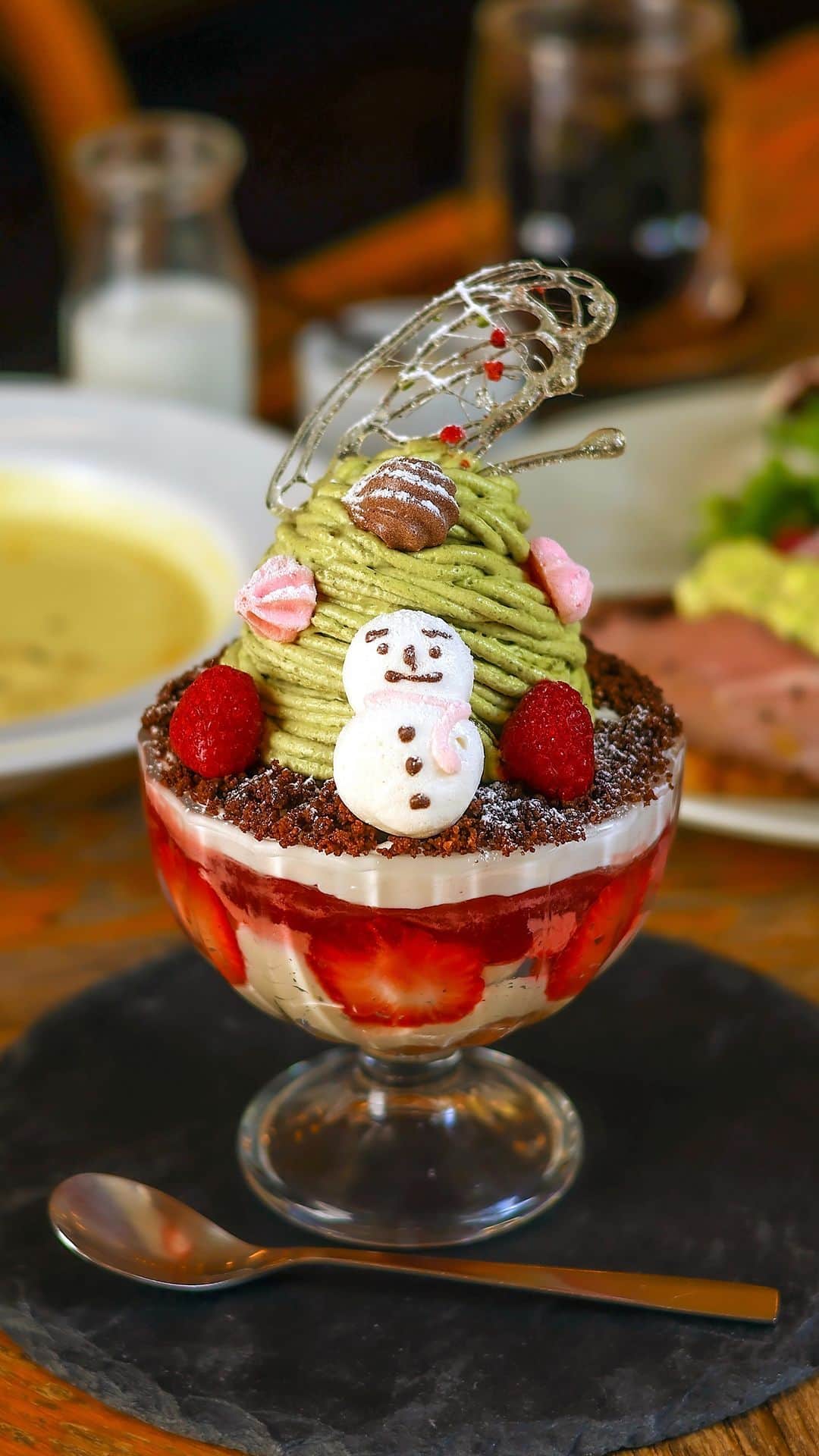 きょん。のインスタグラム：「大阪で一番"スペシャル"なモーニングがこちら☀️  パフェにスープにドリンク、 そしてそしてスモーブロー(しかも2種!!)が すべてセットになった特別な朝食メニュー。  しかもパフェはフルサイズ。  しかもしかも今は クリスマスシーズンにだけ現れる 「ユール・ニッセ」⛄️  この季節ならではの楽しみが ぎゅうぎゅう詰まった朝☀️  店名:スモーブローキッチン @smorrebrodkitchen 住所:大阪府大阪市北区中之島1-2-10 中之島図書館 2F  #japanesesweets #japanfood #osakatrip #SmørrebrødKITCHEN #osakafood」