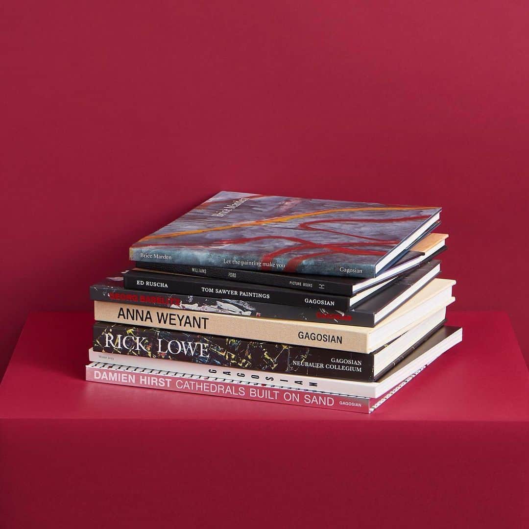 ガゴシアン・ギャラリーのインスタグラム：「Visit Gagosian Shop (@shopgagosian) online to browse our holiday gift guide! Tomorrow is the last chance to use code HOLIDAY20 to save 20% on select books, posters, homeware, apparel, and accessories.   The guide features new publications, including monographs for Rick Lowe (@rickloweofficial) and Anna Weyant (@annaweyant), as well catalogues for the exhibitions "Georg Baselitz: The Painter in His Bed" and "Brice Marden: Let the painting make you," which are both on view in New York through December 22. Apparel from Takashi Murakami (@takashipom) and Derrick Adams (@derrickadamsny) is also available, in addition to limited-edition dinnerware and drinking glass sets designed by Roy Lichtenstein, and more. Follow the link in our bio to browse the guide now. __________ #GagosianShop @shopgagosian Photos: Mauricio Zelaya (@maury_photo)」