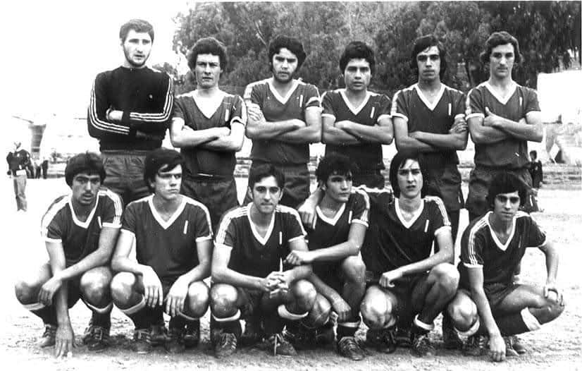 アントニオ・バンデラスのインスタグラム：「Hoy el móvil me trae este recuerdo. Aunque la memoria se diluye intentando fijar momento y equipo… quizá sea de “El Palo”, año 77 o 78. ¿Alguien lo sabe? ¿Me reconocéis? 😉  #TBT #futbol #recordando」