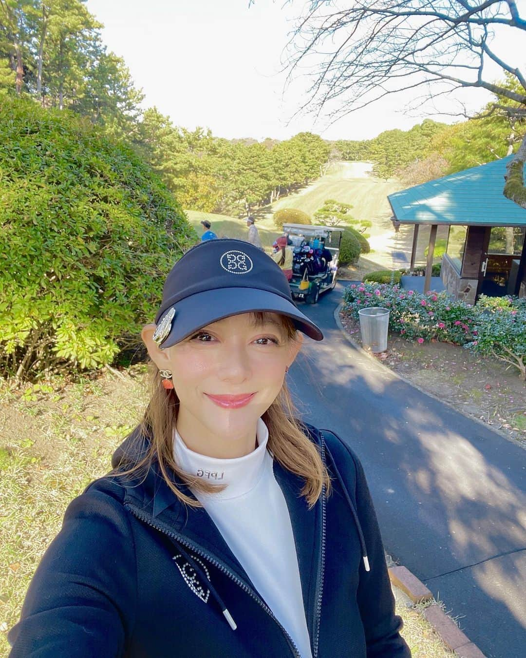 箕輪玖美さんのインスタグラム写真 - (箕輪玖美Instagram)「ベントレーオーナーズコンペ⛳️ 3年振りに参加してきました✨ ・ ・ ゴルフ日和で、同伴者の方々とも楽しく回れた日♪ 前回は116だったけど、今回は99🙌 少しは上達してるのかな😆  #スリーハンドレッドクラブ #ベントレーコンペ #ベントレーコンチネンタルgt #外車好き #車好き #bentley #ゴルフ女子 #gforegolf #ゴルフコーデ #アラフィフ女子 #箕輪玖美」12月8日 7時56分 - kumi.111