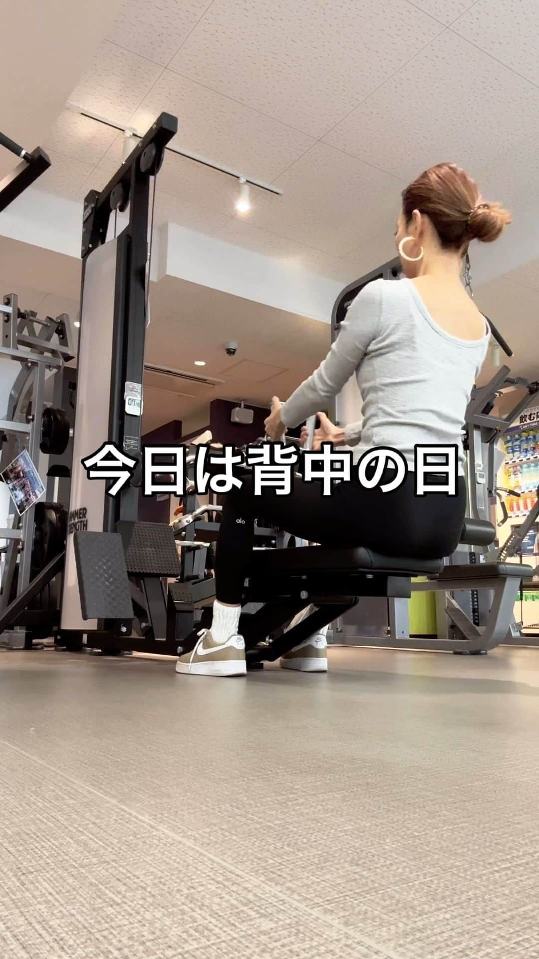菅井悦子のインスタグラム：「コツコツコツコツ。 時々夫と一緒にジムに行って新技wを教えてもらうから、一人ではコツコツ復習。何度も何度も。  ムズい。身体とは難しい。 だから面白いのかもしれない。  #workoutdiaryetsuko313 #肉体彫刻#アッパーバランスボディメソッド」