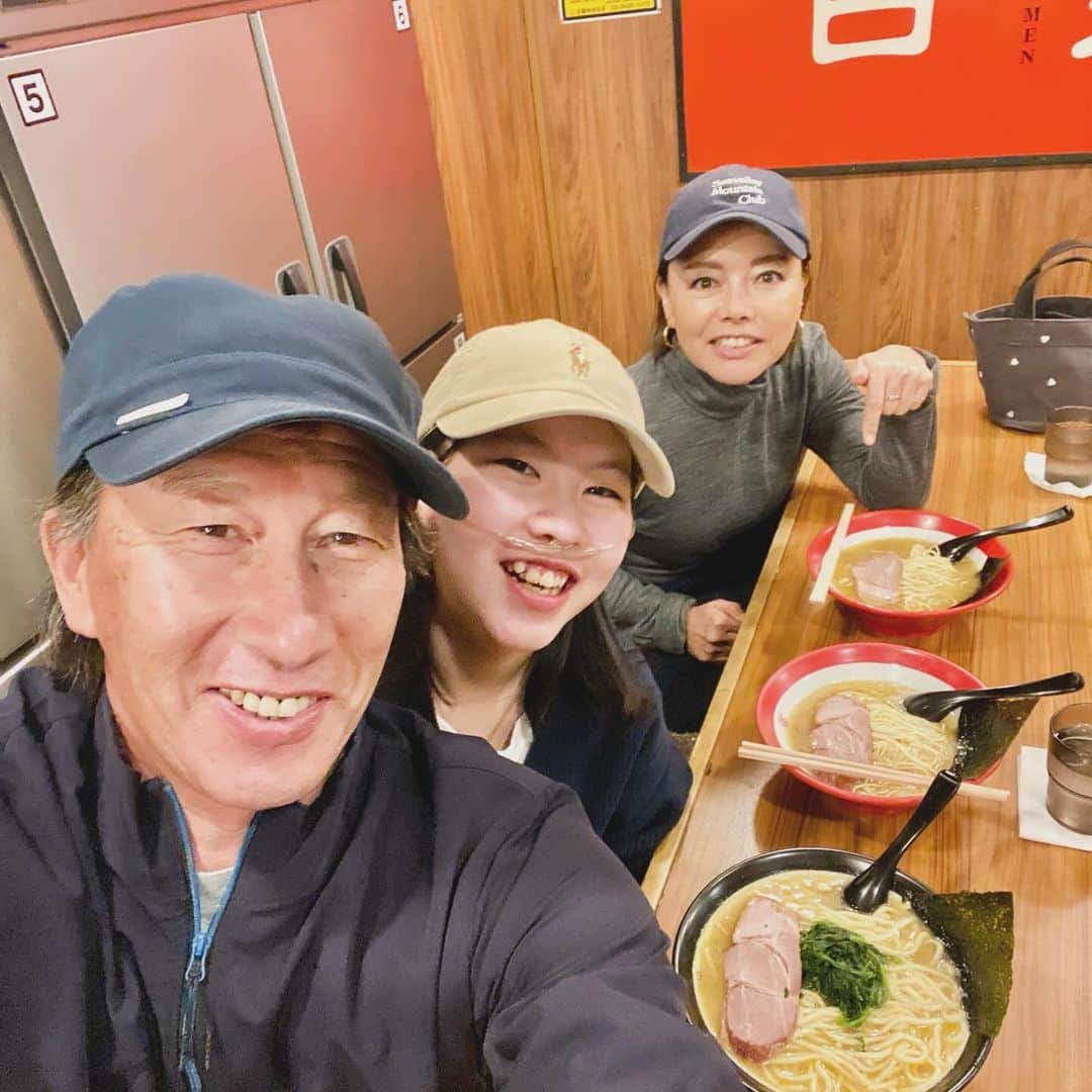 yukiさんのインスタグラム写真 - (yukiInstagram)「おはようございます。  ラーメン🍜→温泉♨️→スタバ🥤🍩 我が家にお祝い事がある時のスペシャルコースです！  そして、なぜか毎回 ラーメン屋さんで家族写真を撮るのもお決まり📸  #おっきい森さんとちっちゃい森さん  #セレブレーションディナー  #百麺」12月8日 8時01分 - milkayuki