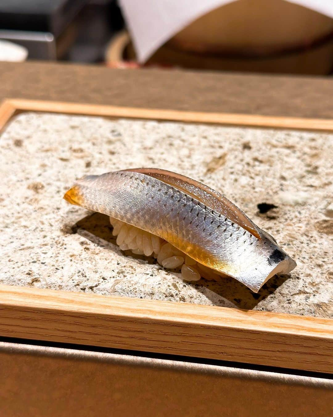 長谷川夕希子さんのインスタグラム写真 - (長谷川夕希子Instagram)「夕希ログだよ🦐🍣🥢😋  赤酢のお寿司と厳選された旬の食材の串揚げが愉しめる 『鮨トキドキ串 海老虎』 @ebbitora   こちら、外苑前 青山グランドホテルが入っているビル🏢の2階で、私の自宅から近いこともあって以前から気になっていたの🥰  某名店で🍣握っていた 赤松大将が採用したお寿司のシャリは、 岐阜県産"龍の瞳"を使った赤酢のシャリ✨  フワッと口の中でほどけて、寿司ねたの良さを引き出す感🥰 まさにマリアージュ😋💞  揚げ物も新鮮な食材を カラッと揚げていて超美味😋💗  1枚目の私がまさに食べようとしている 「海老虎巻き」絶品✨✨✨ 絶対食べてみて欲しい❣️  私が堪能した "夜のおまかせコース"  はこちら💁‍♀️ (コスパ良過ぎ説🥹💗)  しじみの一文出汁 きねかつぎ 蛸🐙の柔らか煮 鰹の燻製 小肌 あおりいか🦑 まつかわガレイ 海老虎巻き🦐 銀杏とそら豆 海老🦐のビスク茶碗蒸し 漬け 中トロ エノキの昆布じめ　 ザーサイの浅漬け　 紫芋のコロッケ 白子の小丼 サーモンと筋子の手巻き カニ爪🦀 カマスの炙り 馬糞ウニ しじみお味噌汁 あなご とろタク巻き 卵焼き  女同士で語り合うのにピッタリと思ってZ世代女子誘ったら「え❣️美味しい」と連呼💗めっちゃ感激してました😊👍  デートにもおすすめですよ♪😉  鮨トキドキ串 海老虎 @ebbitora  外苑前駅🚉から徒歩2分 青山GRAND HOTELが入ってるビルの2F🏢  東京都港区北青山2-14-4 the ARGYLE aoyama 2F  📞 03-6271-5539  Lunch : 11:30-14:30 Dinner: 18:00-22:00 　  #鮨トキドキ串海老虎 #海老虎鮨　 #串揚げ #青山グルメ #青山ランチ#青山ディナー #港区グルメ #港区ランチ #港区ディナー #pr #東京デート  #大人デート  #アラフォーライフ #アラフィフライフ #美魔女」12月8日 8時07分 - yukikogabby