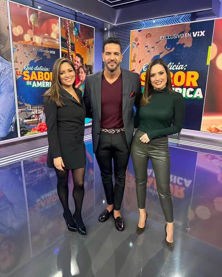 Primer Impactoさんのインスタグラム写真 - (Primer ImpactoInstagram)「📸 El @chefjesus de nuestro programa hermano @despiertamerica visitó Primer Impacto para hablar de la segunda temporada de su serie 'Qué delicia: el sabor de América' que se transmite por ViX.」12月8日 8時10分 - primerimpacto