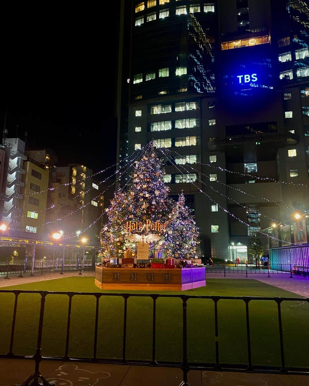 土屋智香さんのインスタグラム写真 - (土屋智香Instagram)「イルミネーションと韓国料理。 クリスマスツリー🌲みてるなんて信じられないくらい1年はやい！ #イルミネーション#赤坂#tbs#クリスマスツリー#クリスマス#ハリーポッター#イルミネーション#港区#東京#韓国料理#サムギョプサル#焼肉」12月8日 8時17分 - moka_amolir