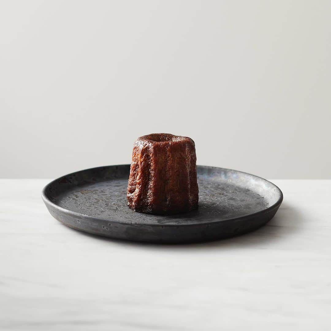 Blue Bottle Coffee Japanさんのインスタグラム写真 - (Blue Bottle Coffee JapanInstagram)「＼Daikanyama Food Menu／⁠ 「ブルーボトルコーヒー 代官山カフェ」限定メニューをご紹介いたします！⁠ ⁠ 12月20日(水)「Forestgate Daikanyama(フォレストゲート代官山)」内にオープンする代官山カフェでは、1日のどのシーンでも空間をゆっくりとお楽しみいただける様々なフードメニューをラインナップ豊かにご用意。 店内のキッチンで毎朝焼き上げた作りたてのペイストリーもご提供いたします✨⁠ ⁠ ■ コーヒーカヌレ（先行販売）⁠ ブルーボトルコーヒーのコーヒーを生地に使用したオリジナルのコーヒーカヌレ。⁠ カリッとした表面としっとりとした生地からはコーヒーの香りが広がります。⁠ ⁠ ■ ブランチプレート サーモン（限定販売）⁠ 宮城県産の銀鮭を低温調理でしっとりとやわらかい食感に仕上げました。 そのサーモンに、季節ならではの新鮮な野菜と、2024年にフォレストゲートにオープンするパレスホテルが新たに創るブーランジュリーブランド「Et Nunc」の 香り豊かなパンを添えてご提供いたします。⁠ ⁠ ■KOMBUCHA（煎茶・ルイボス）⁠ お茶を発酵させてつくる、植物性由来の発酵飲料であるクラフトコンブチャを展開する「KBT -Kombucha Brewery Tokyo」。 「KBT」から代官山カフェ限定で、茶葉の甘みとさわやかな香りを感じられる定番の煎茶とノンカフェインのルイボスをご用意いたしました。⁠ ⁠ また代官山カフェでは、1 日のどのシーンでも、より多くの方にコーヒーをお楽しみいただきたいという想いから、⁠日本のブルーボトルコーヒー として初となるデカフェ エスプレッソのご提供を代官山カフェからスタートいたします。⁠ すべてのエスプレッソドリンクを追加料金なしで変更いただけます。 さまざまなシーンに寄り添うドリンクとなれば嬉しいです🌃⁠ ⁠ ＝＝＝＝＝＝＝＝＝＝＝＝＝＝⁠ 【代官山カフェ】⁠ 場所：東京都渋谷区代官山町 20-12⁠ アクセス：東急東横線 代官山駅より　徒歩約 1 分⁠ 営業時間： 営業時間　8:00-20:00⁠ ＝＝＝＝＝＝＝＝＝＝＝＝＝＝⁠⁠ ⁠ ⁠ ⁠ #HelloDaikanyama⁠ #ブルーボトルコーヒー⁠ #ブルーボトルコーヒー代官山⁠ #BlueBottleCoffee⁠ #BlueBottleCoffeeDaikanyama⁠ #ForestgateDaikanyama」12月8日 8時18分 - bluebottlejapan