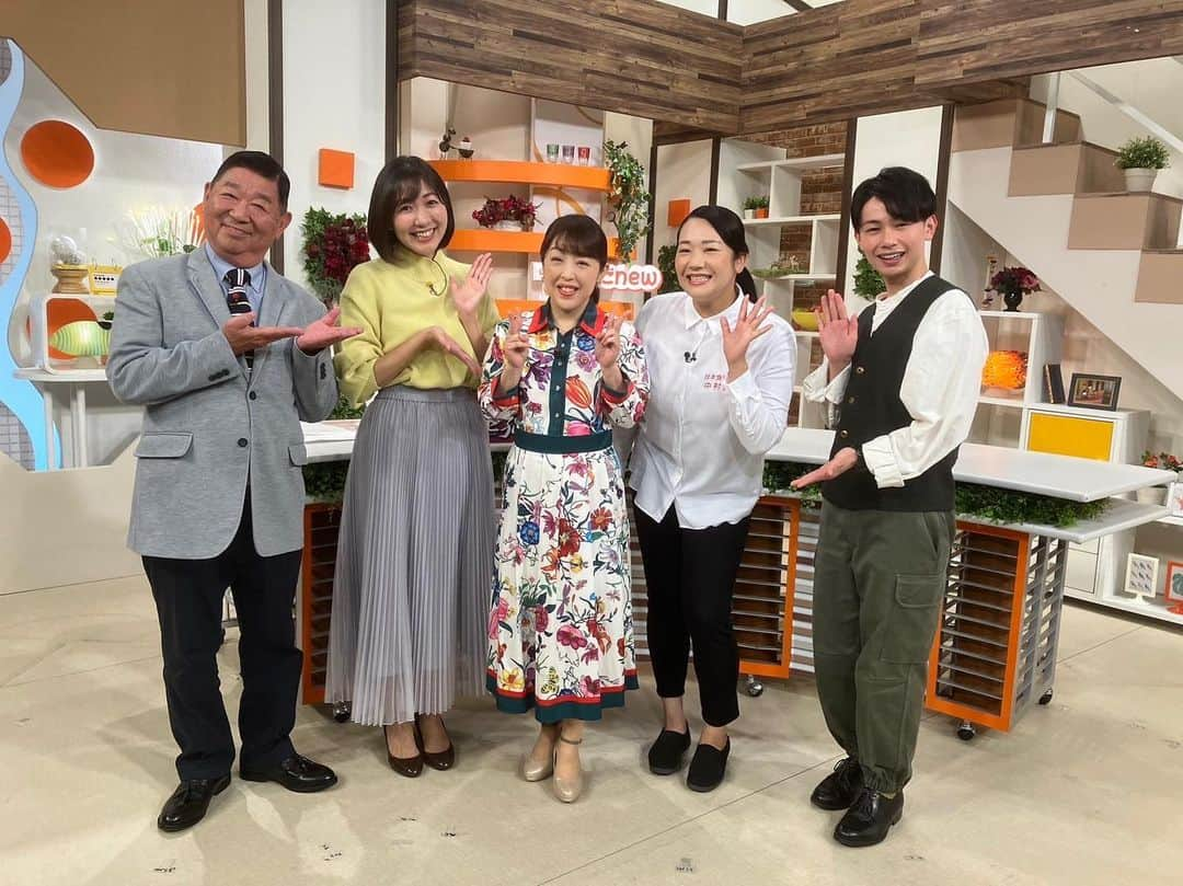 山口ひろみさんのインスタグラム写真 - (山口ひろみInstagram)「先日出演させていただきました鹿児島テレビさんの番組「かごNEW」  「しょくいくぼうさいのうた」の共同作詞者である中村詩織さんとの出演部分が、YouTubeでもご覧いただけます❣️  「しょくいくぼうさいのうた」をフルコーラスで歌わせていただいておりますので、ぜひご覧くださいねっ😘  https://youtu.be/OCPtoY0N3IY?si=3fGEw2Ph1UjmYfpD 子どもも覚えやすい！　防災×食育の歌が誕生（2023年11月15日放送）  そして、YouTubeでも曲がお聴きいただけます🎵 https://youtu.be/nvcQtB4Yt3U?si=px4bolikA2WqMWwg しょくいくぼうさいのうた  ぜひ「三井の晩鐘」と同じく、愛してくださいね💓 https://youtu.be/RYGgRb4LDp8?si=q0QmOec3CmvehrPg  #山口ひろみ #テイチク #三井の晩鐘 #鹿児島テレビ #かごNEW #しょくいくぼうさいのうた  #YouTube #ぜひご覧ください」12月8日 8時24分 - hiromiyamaguchi_official