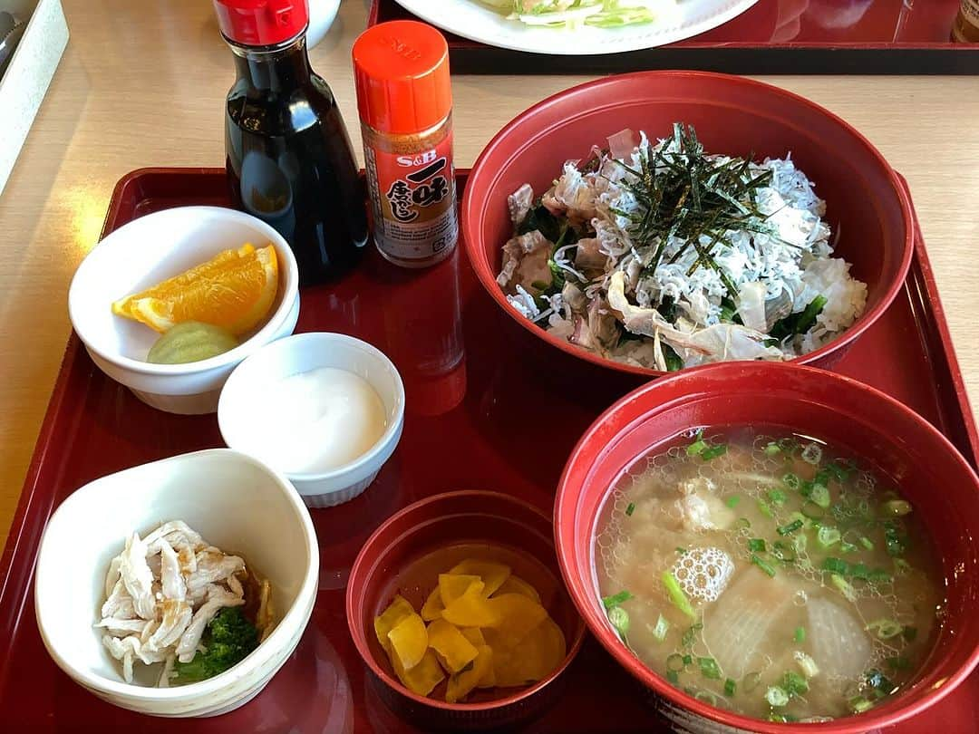 柳家さん生のインスタグラム：「12/8朝ご飯はご近所のジョイフルにて しらす丼定食と豚汁 こーしーとともに😇」