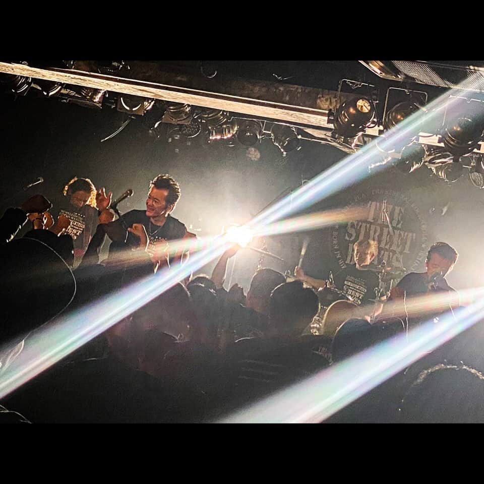 THE STREET BEATS（ザ・ストリート・ビーツ）さんのインスタグラム写真 - (THE STREET BEATS（ザ・ストリート・ビーツ）Instagram)「. ■オフィシャルサイト OKI’S DIARY #813 2023.12.7UP! 12.2名古屋、12.3大阪セットリストUP! 是非ご覧ください!  ■デビュー35周年ツアー今週いよいよイヤーファイナル12.10東京新宿LOFT!!ご来場お待ちしてます!! デビュー35周年ライブDVD & CD『THANKS FIESTA』、ライブ会場にてNEWツアーグッズと併せて発売中!! thestreetbeats.com  ■DEBUT 35 YEARS TOUR｜BEST WISHES 2023 ★デビュー35周年YEAR FINAL★ 12.10(日)東京 新宿LOFT ＊配信あり 前売￥4500発売中　当日￥5000　配信￥3000  ■デビュー35周年ライブDVD & CD『THANKS FIESTA』、ライブ会場にてNEWツアーグッズと共に発売中!!HPにて通販も受付中!!  ★NEW DVD『THANKS FIESTA -DEBUT 35 YEARS LIVE-』 ￥5000 ★NEW CD『THANKS FIESTA -DEBUT 35 YEARS LIVE-』 ￥3000 ★NEW[BEST WISHES]ツアーTシャツ黒　￥3500 （黒 / S、M、L、XL） ★NEW[BEST WISHES]ツアーTシャツ赤　￥3500 （赤 / S、M、L、XL） ★NEW[BEATSロゴ]トートバッグ　各￥2500  (黒、ナチュラル、ピンク、ターコイズ / 37㎝×36㎝×11㎝) ★NEW[BEATSロゴ]リストバンド　各￥1000 (黒、白、赤、黄、ピンク、青)  【口座名 / NEOVISION】 【口座番号 / 00180-8-655394】 ■価格は全て税込です。商品代金に返送手数料をプラスしてお払い込み下さい。 返送手数料は1点￥500、2点以上は￥1000です。 ■通販は【郵便振替】にて受け付けます。 郵便局備え付けの青い払込取扱票 (「電信」ではなく「通常払込」のもの)を使用し、 【通信欄】に希望商品名、数量（サイズ指定や色指定をお忘れなく）、 【ご依頼人】の欄に郵便番号、住所、氏名、電話番号を 丁寧にご明記のうえ【商品代金合計＋返送手数料】をお払い込み下さい。 商品1万円以上ご購入で直筆サインプレゼント!!詳細はHPでご確認下さい!!  ■BASSエンリケ主催『蜂の四十年 俺のROCK自由祭』開催決定! BARBEE BOYSのデビューから40年、最年少エンリケが2024年ついに還暦を迎えます。 この40年の音楽人生をギュッと凝縮した濃厚な時間をお楽しみください。Let’s Grow Old Together!!  出演｜ENRIQUE with FRIENDS (ベミーズ/THE☆歌謡ROCKERS/RiQUEEN) THE STREET BEATS｜いまみちともたか High Time GUEST｜杏子/山本恭司(BOWWOW G2、ex-VOW WOW、WILDFLAG)/ うじきつよし(子供ばんど)/永井真理子/MAGUMI (Lä-ppisch)/Keith(ARB)  2024年2月3日(土) 川崎クラブチッタ 開場16:00｜開演17:00 前売¥5500｜当日¥6500ドリンク別 詳細はHPで!!  #thestreetbeats #ストリートビーツ」12月8日 8時27分 - thestreetbeats_official