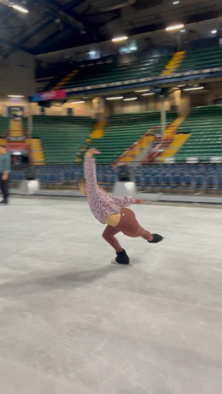 アシュリー・ケインのインスタグラム：「it is your home🦋   thanks for the movement @jotipolizoakis 🤍  #figureskating #iceskating #vuori」