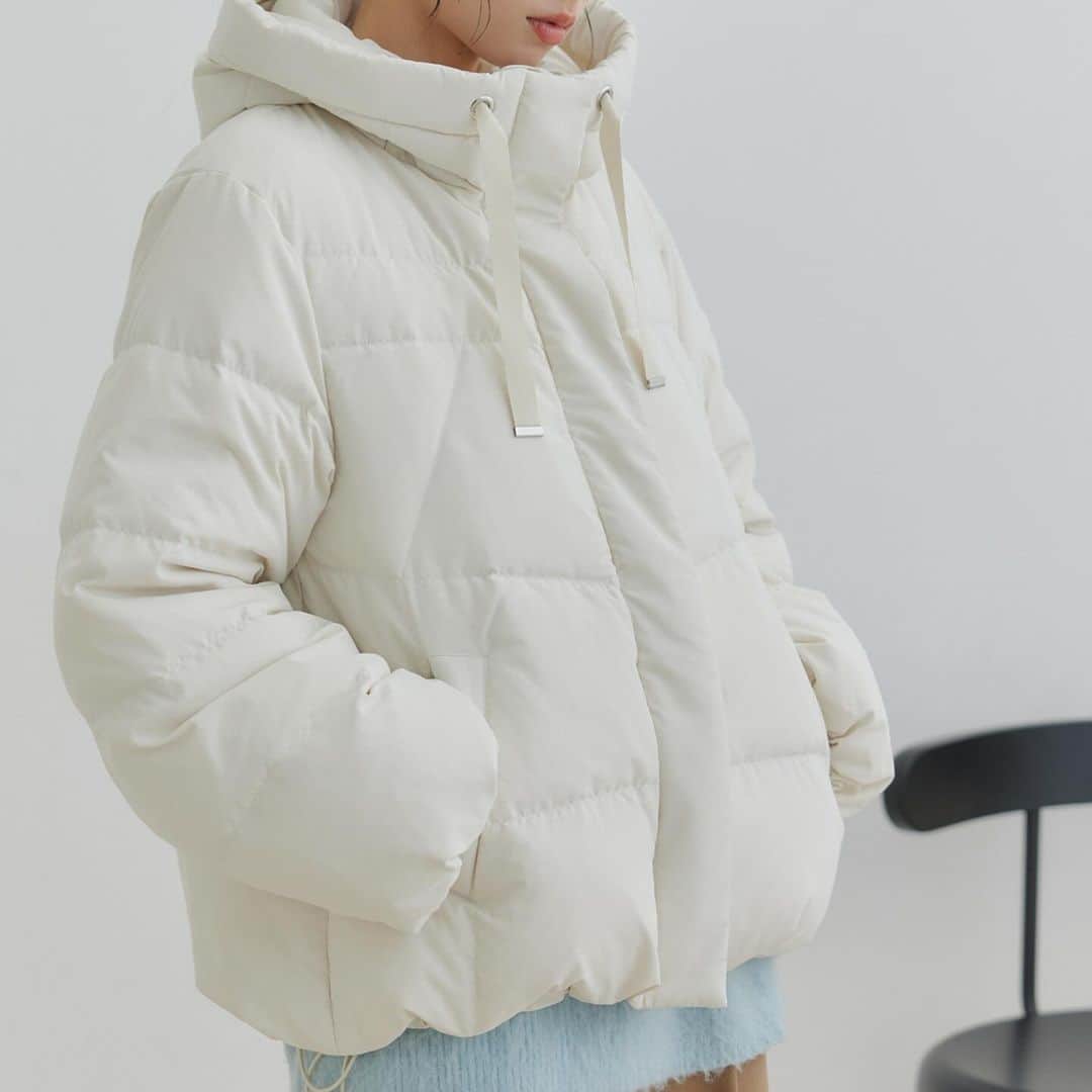 ViSさんのインスタグラム写真 - (ViSInstagram)「【Oversized down jacket】  寒い冬も安心！！ 軽くて暖かいダウンジャケット✨  柔らかな印象のオフホワイトと、 大人可愛いベージュ寄りのピンクの2色でご用意♡  是非ご覧下さい！  #BVL43100 【撥水】【GREEN DOWN】 フード付きオーバーサイズダウンジャケット ¥14,080 (税込) ※店舗販売中  スタイリングは @jadorejunonline をチェック！  #vis #vis_jp #ビス#fashion #大人カジュアル #カジュアルコーデ #カジュアル #レディ#冬#冬コーデ#秋冬コーデ#トレンド#トレンドファッション#アウター#アウターコーデ#ダウン#ダウンジャケット #あったかコーデ #大人可愛い#大人カジュアル#キレイめカジュアルコーデ #キレイめカジュアル」12月8日 8時41分 - vis_jp